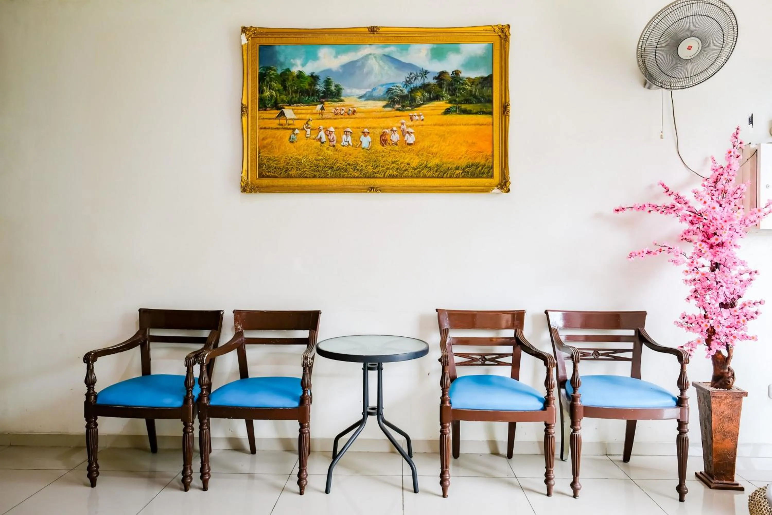 Seating area in RedDoorz @ Panglima Sudirman