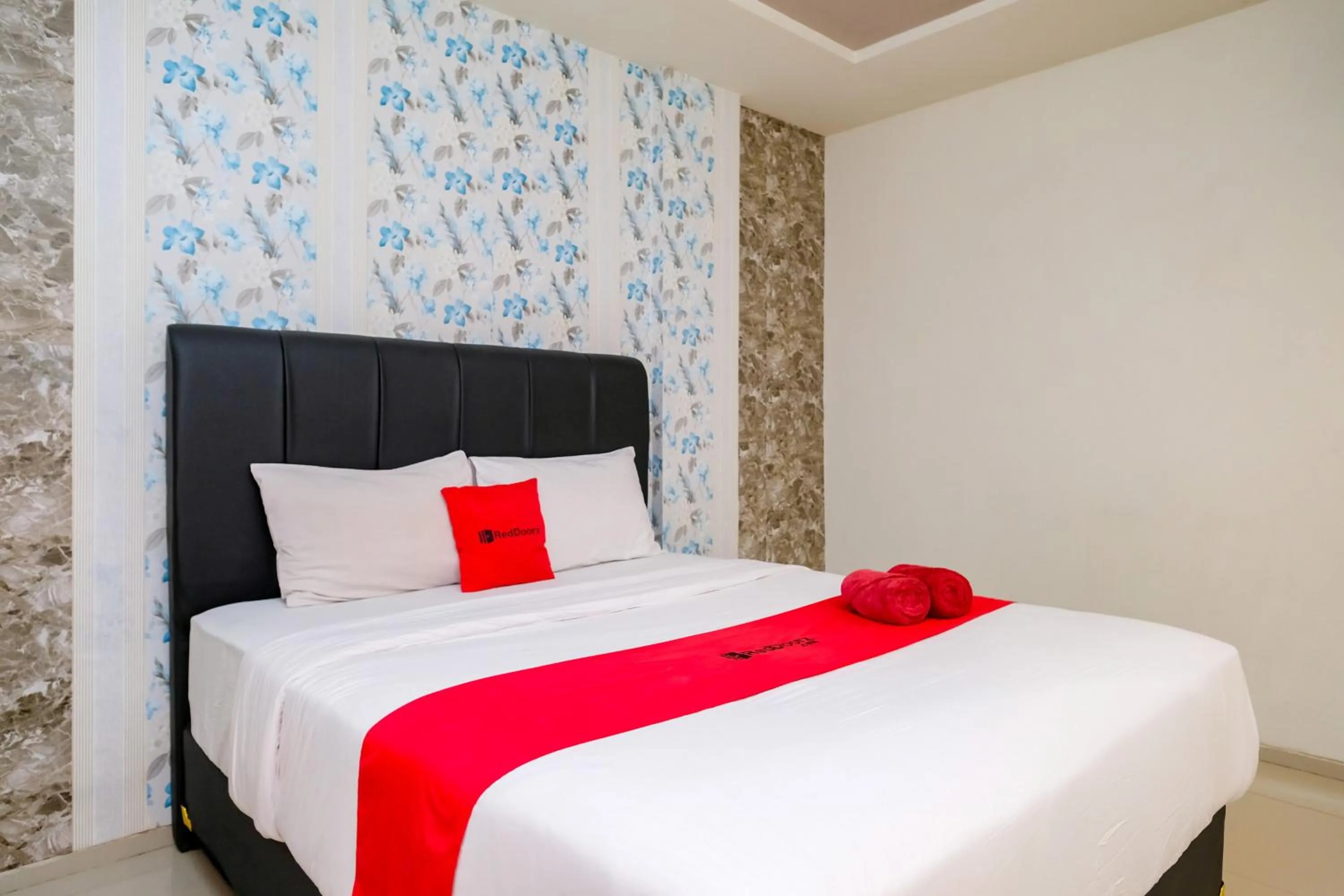 Bedroom, Bed in RedDoorz @ Panglima Sudirman