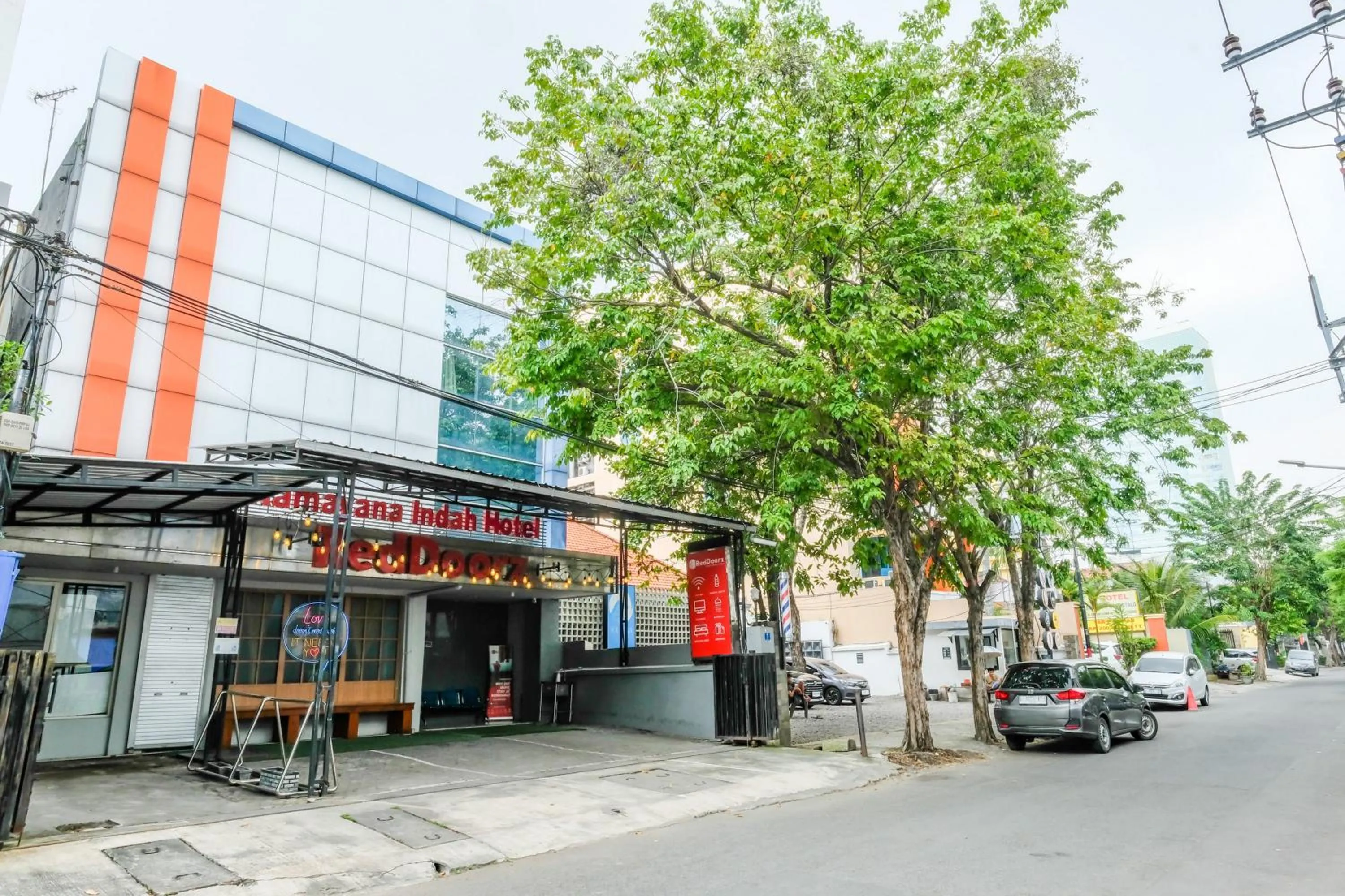 Facade/entrance in RedDoorz @ Panglima Sudirman