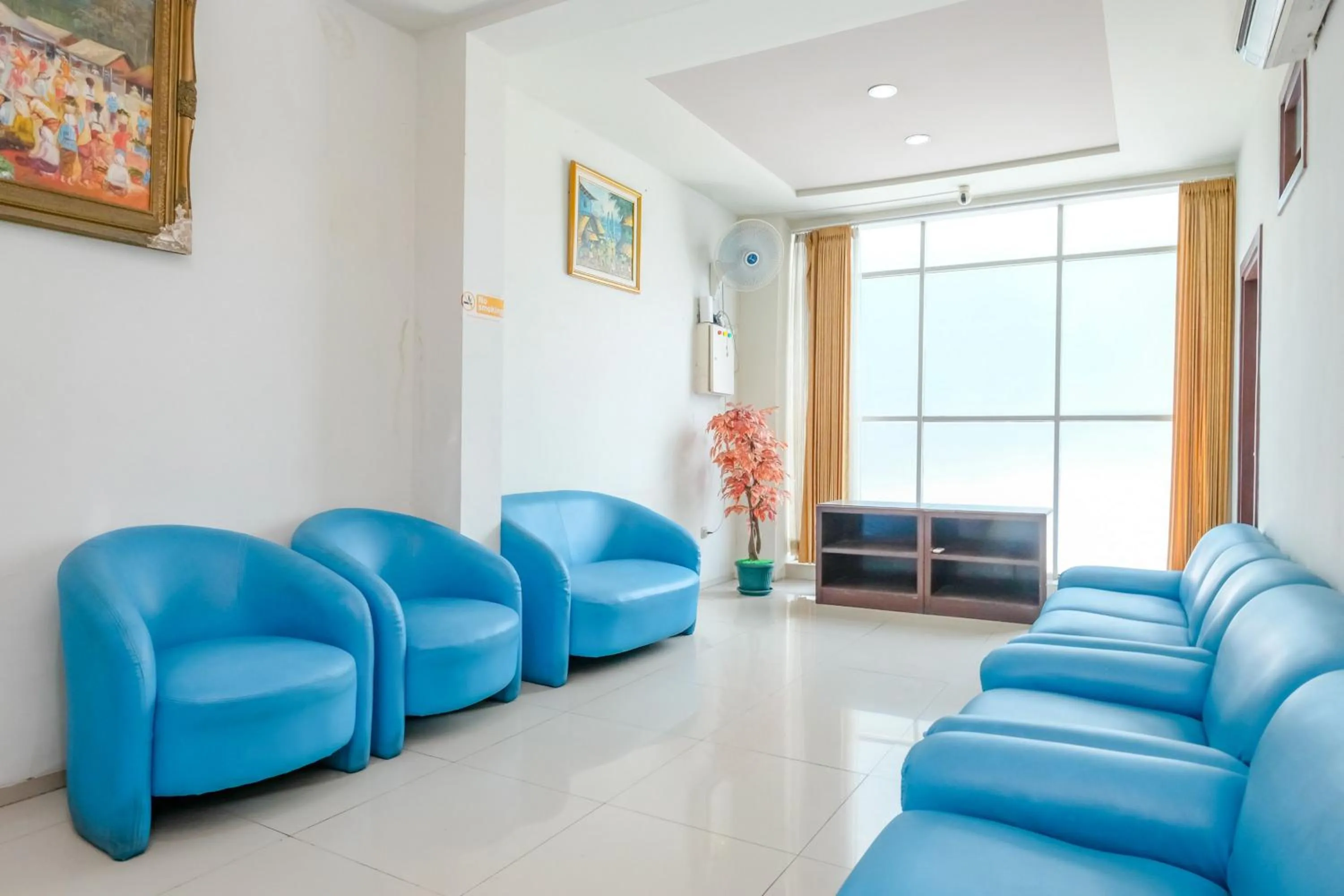 Seating area in RedDoorz @ Panglima Sudirman