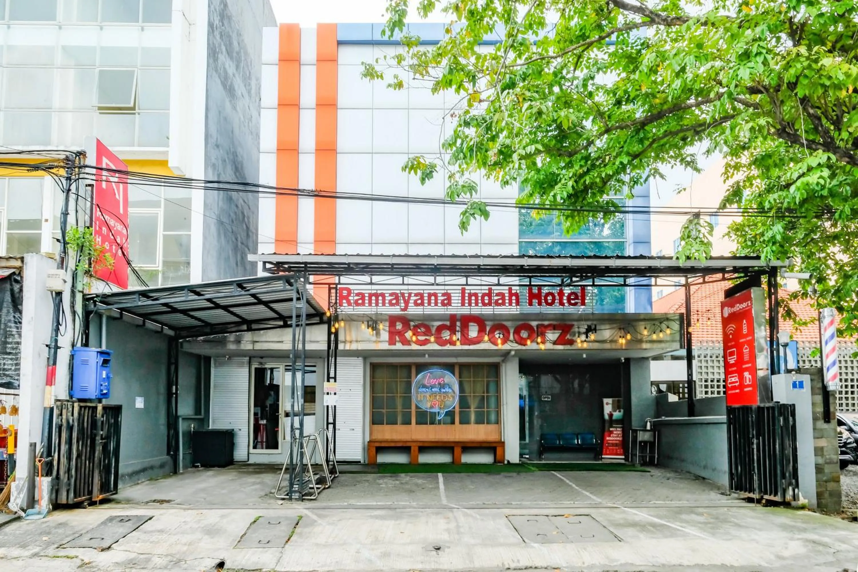 Facade/entrance in RedDoorz @ Panglima Sudirman