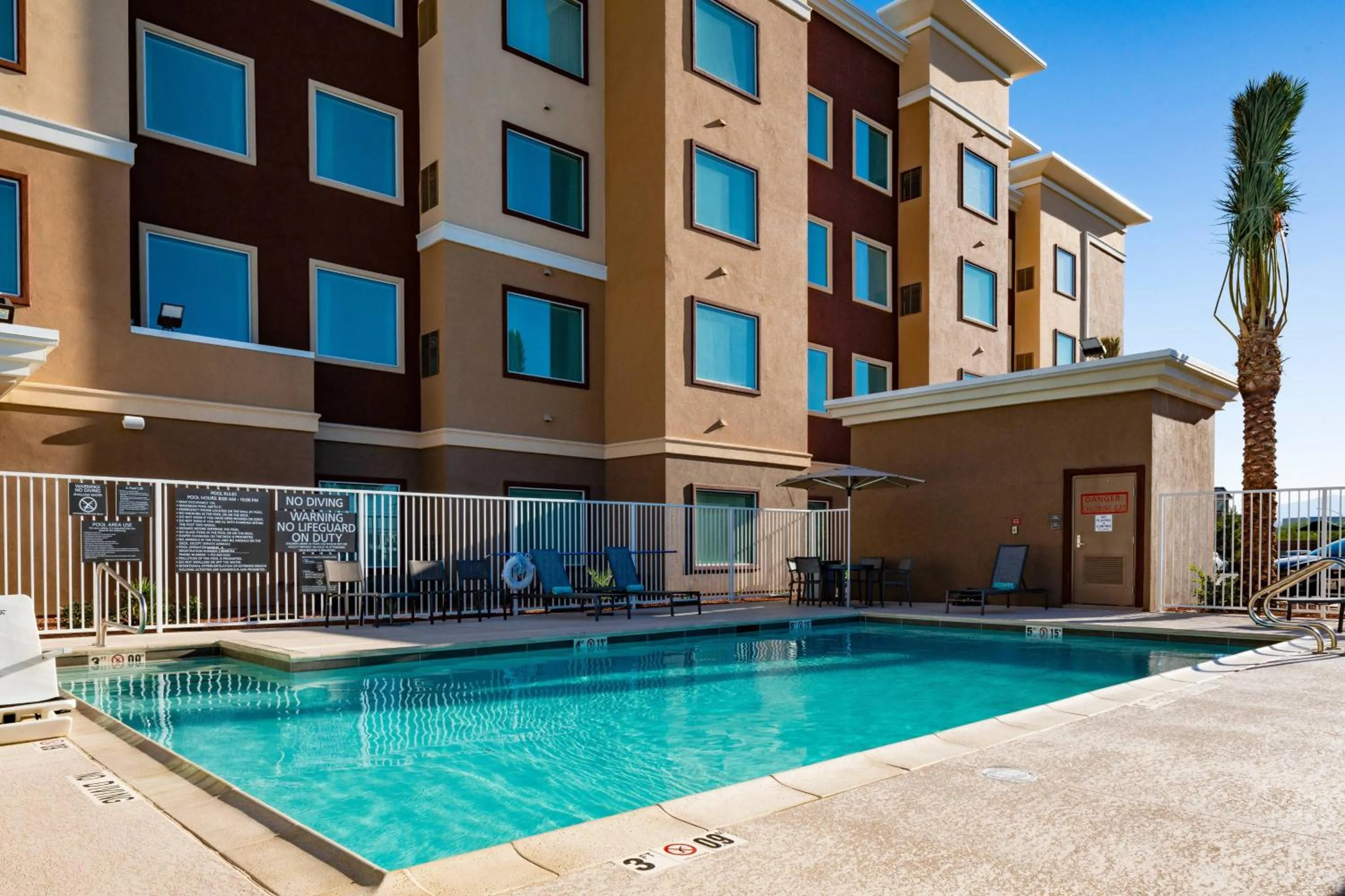 Swimming pool in Residence Inn Las Vegas South/Henderson