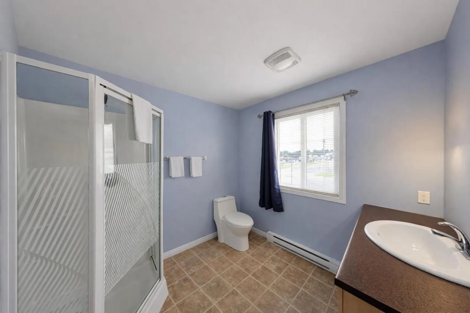 Shower, Bed in Motel Au Vieux Frontenac