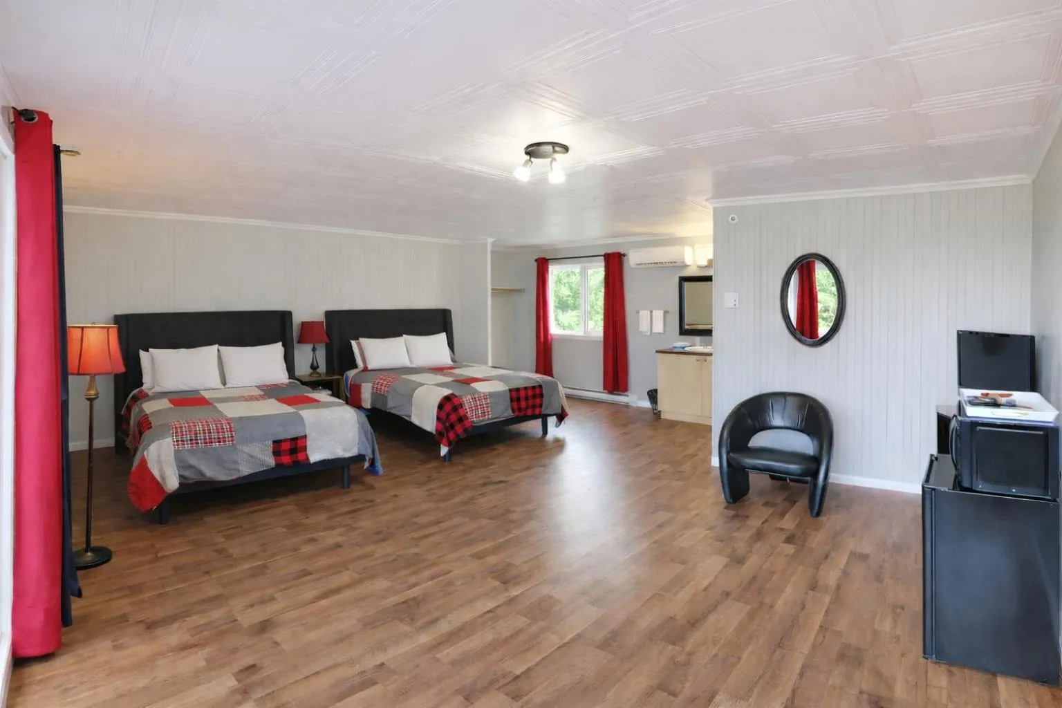 Photo of the whole room, Bed in Motel Au Vieux Frontenac