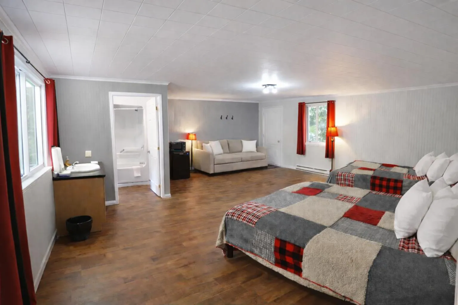 Photo of the whole room, Bed in Motel Au Vieux Frontenac