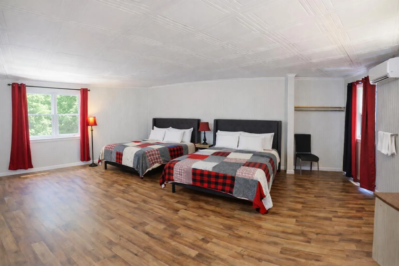 Photo of the whole room, Bed in Motel Au Vieux Frontenac