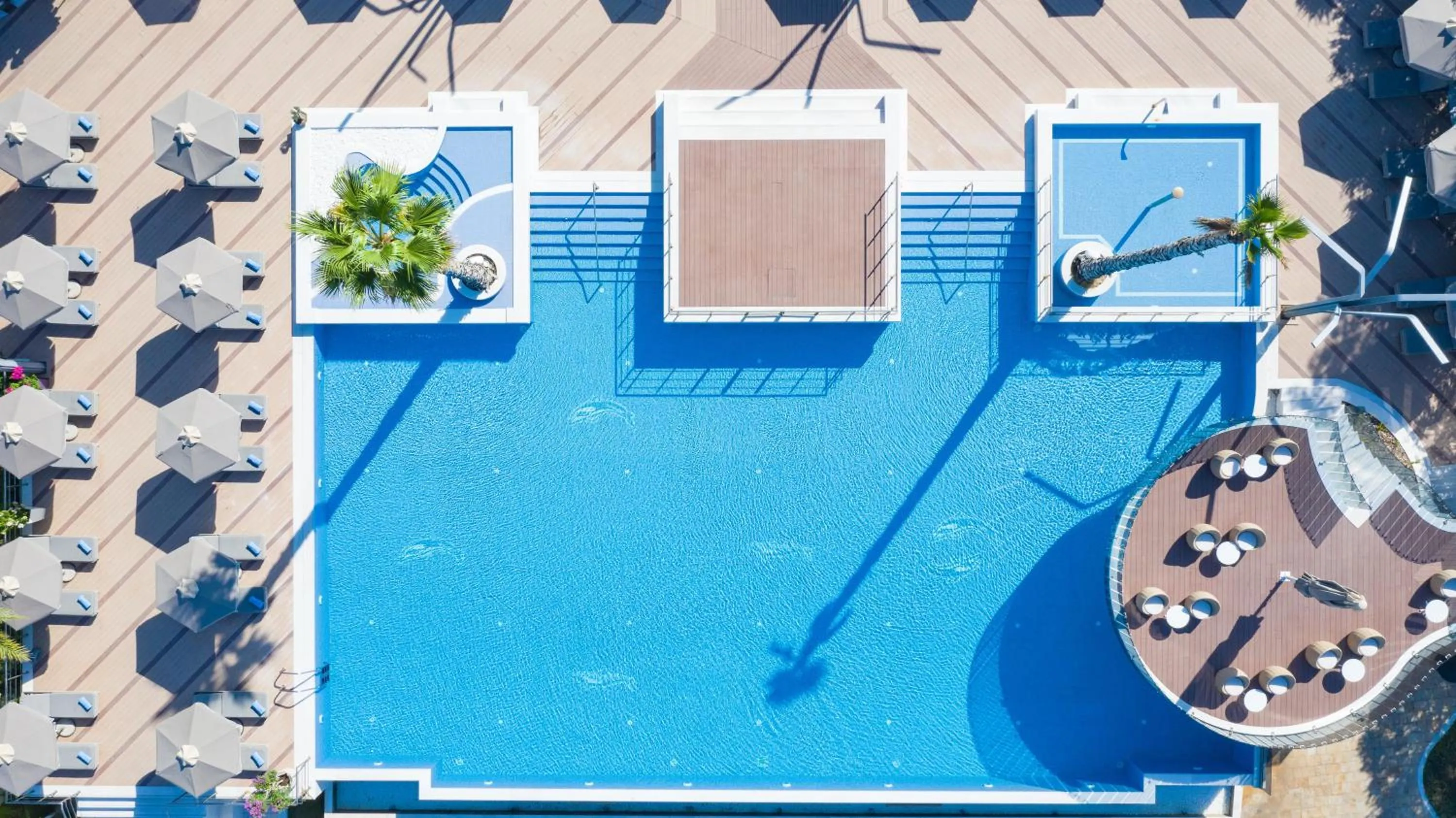 Swimming pool in Pomegranate Wellness Spa Hotel