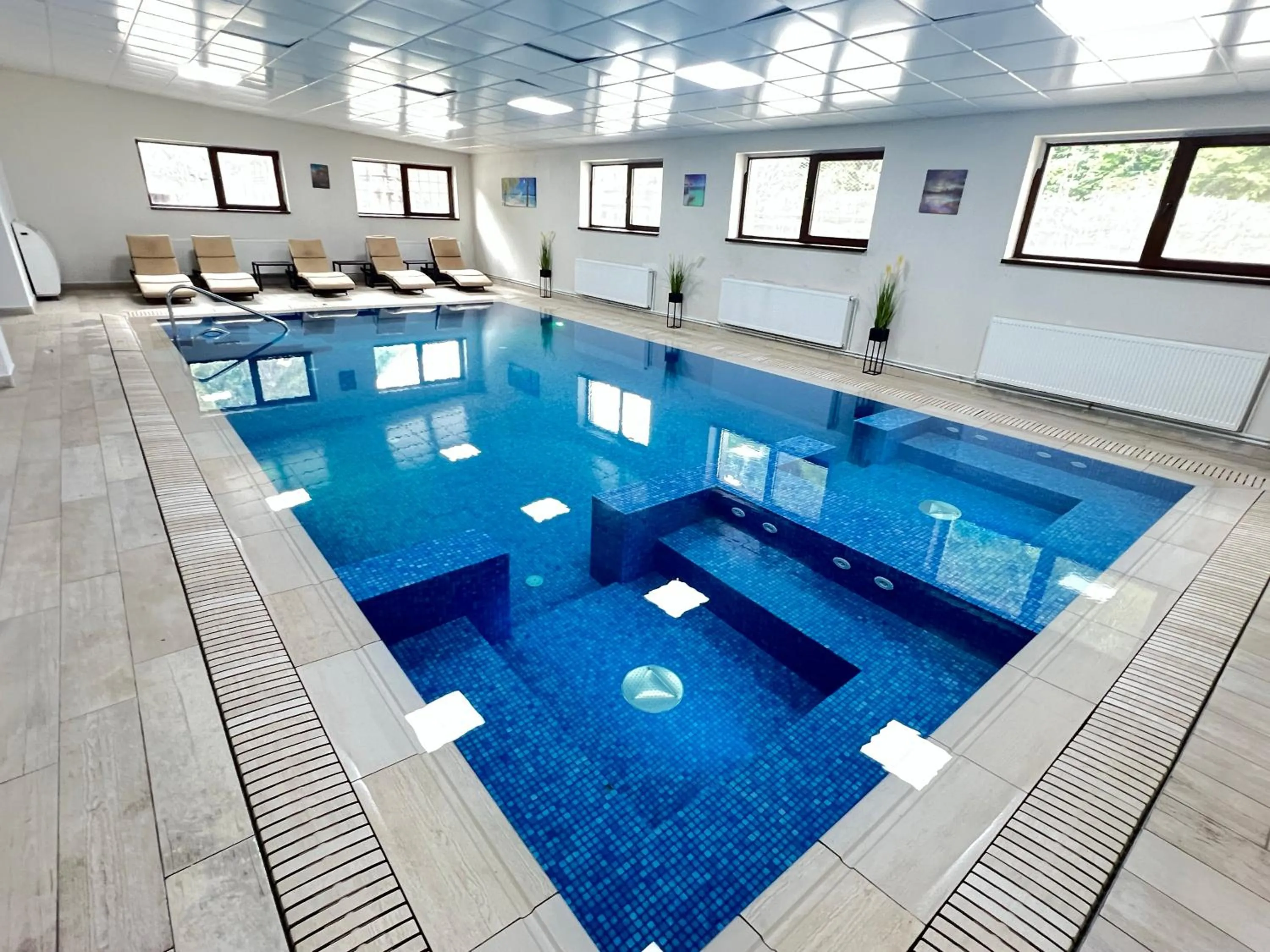 Swimming pool in Hotel Class