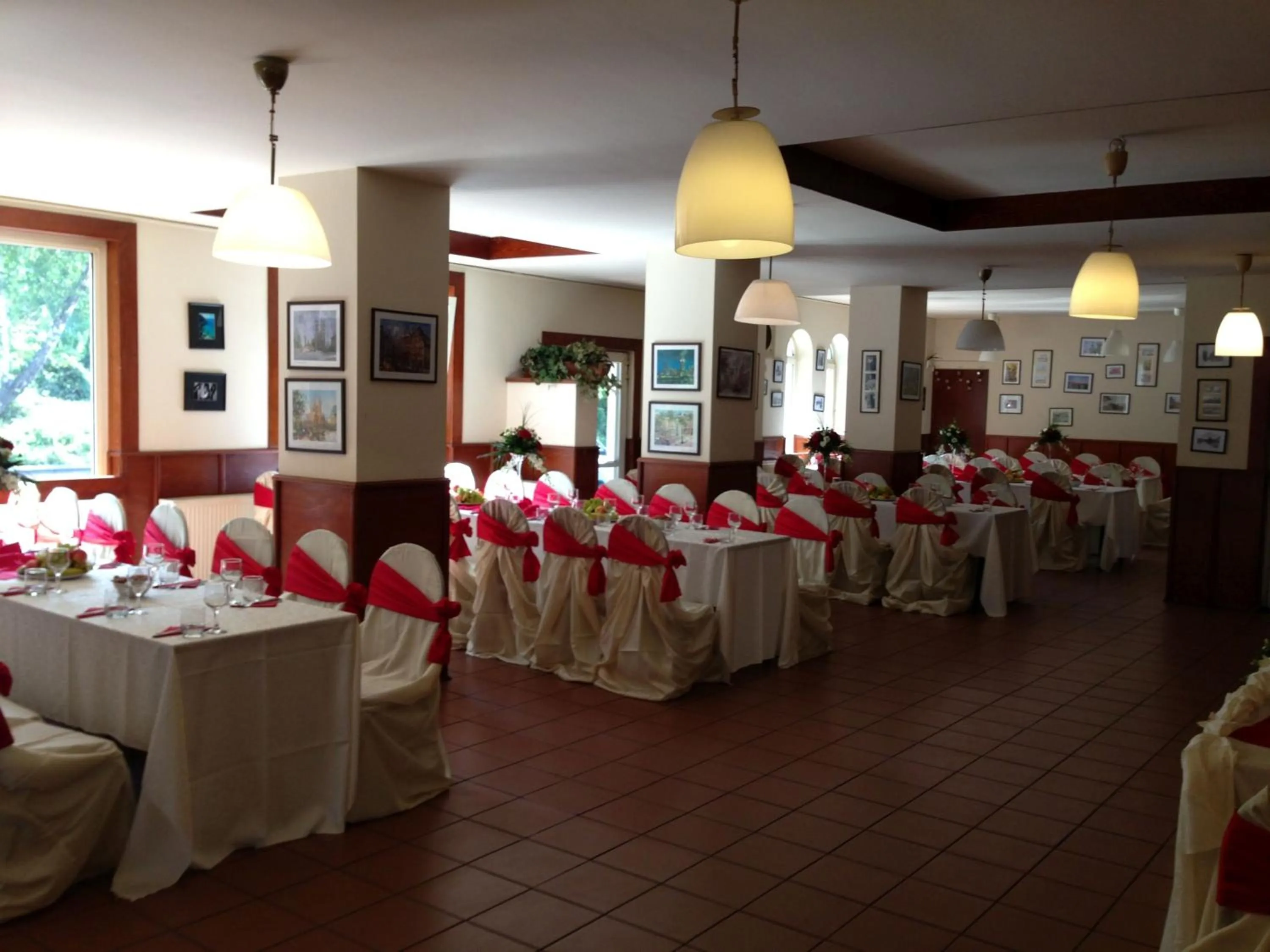 Restaurant/places to eat in Hotel Class