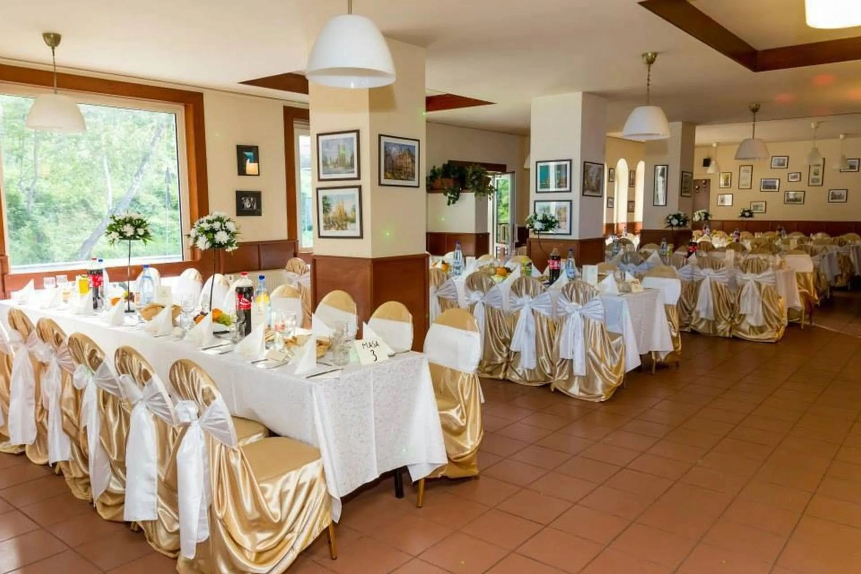 Restaurant/places to eat in Hotel Class