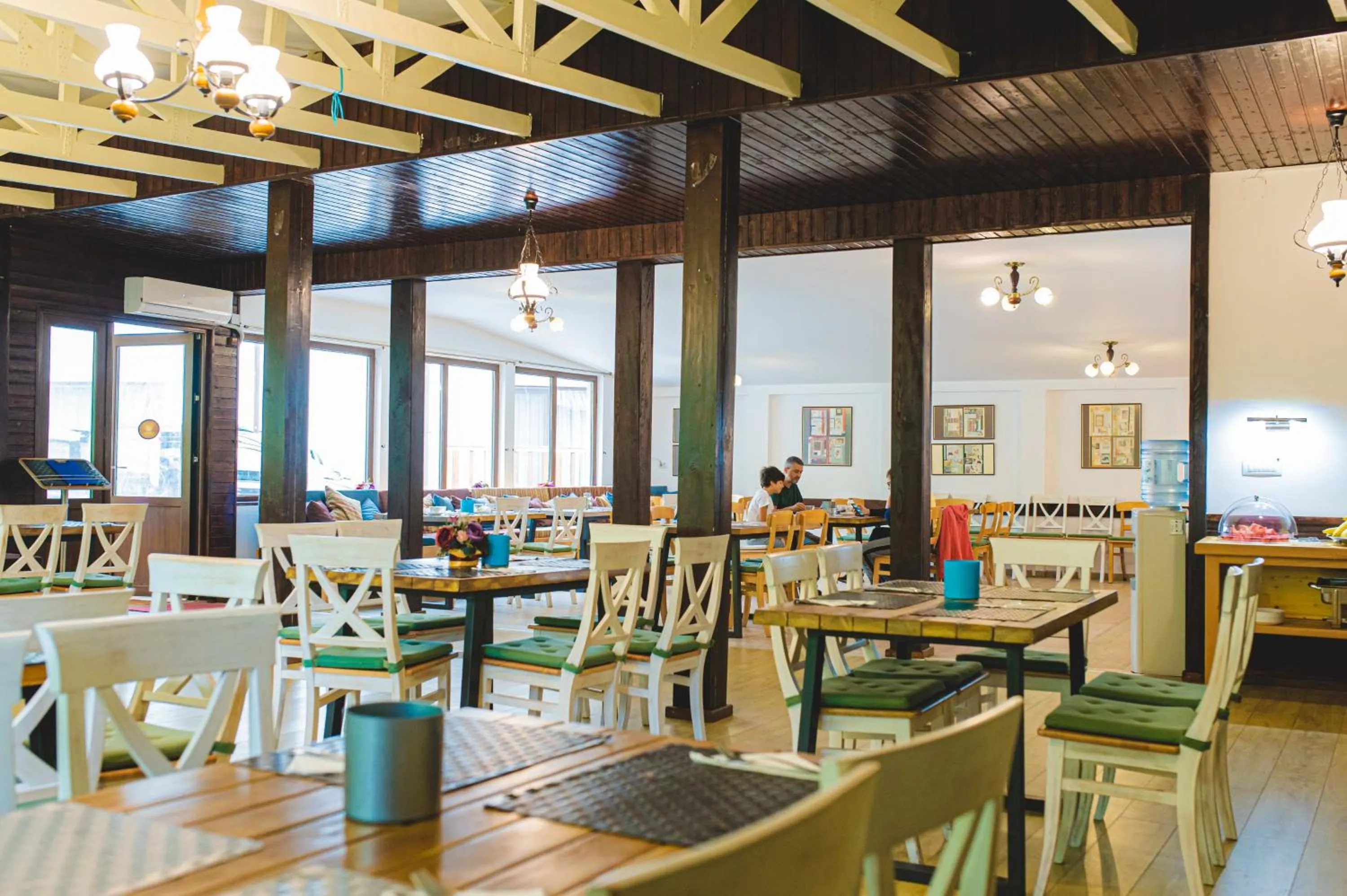 Restaurant/places to eat in Hotel Class