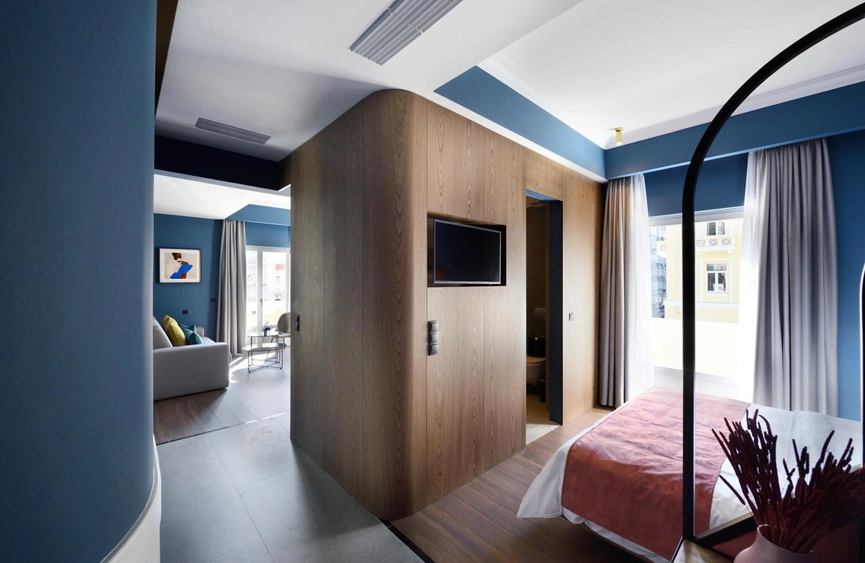 TV and multimedia, Bed in Roomore Apartments