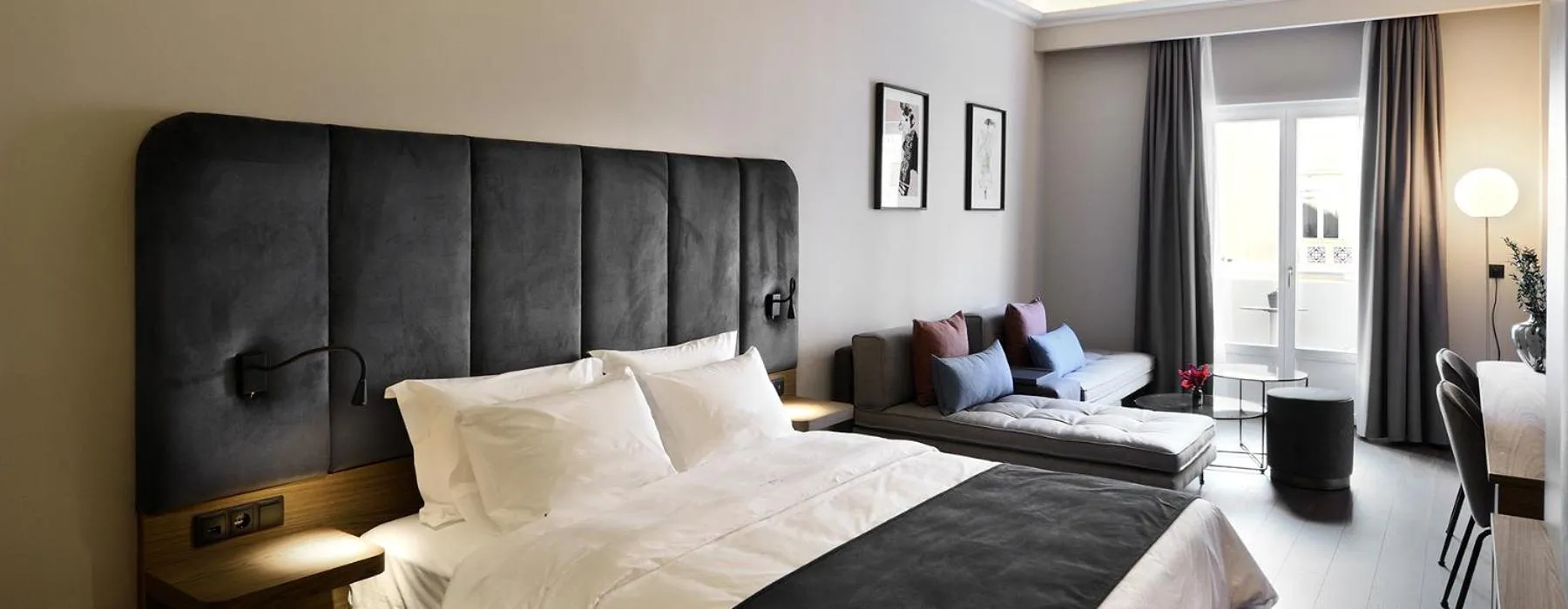 Seating area, Bed in Roomore Apartments