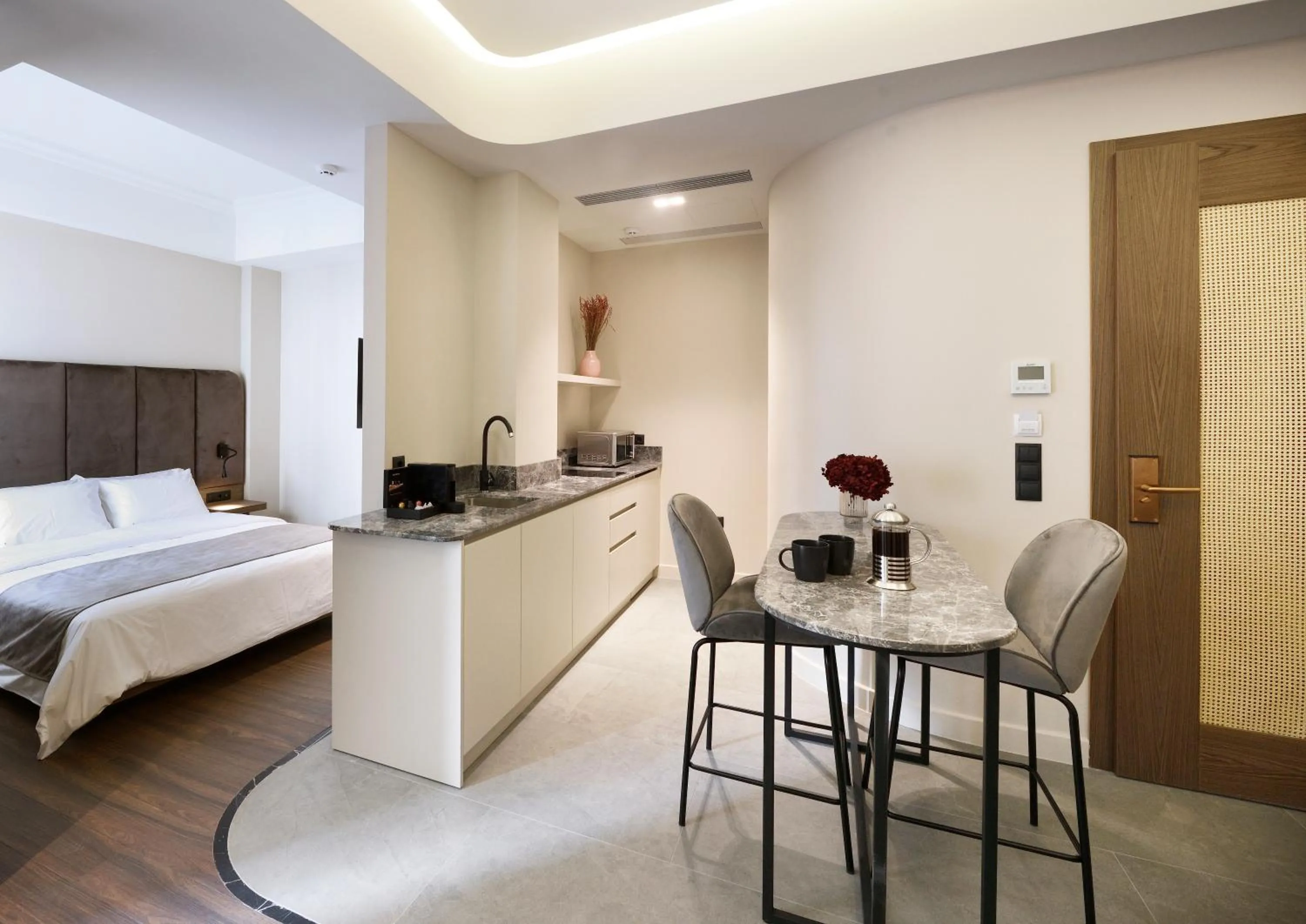 Kitchen or kitchenette, Bed in Roomore Apartments