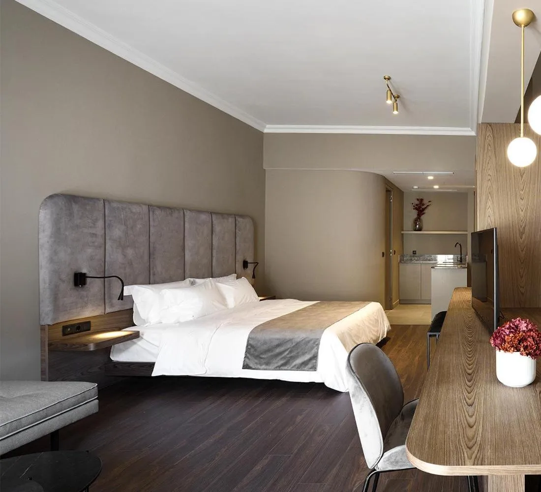 Kitchen or kitchenette, Bed in Roomore Apartments