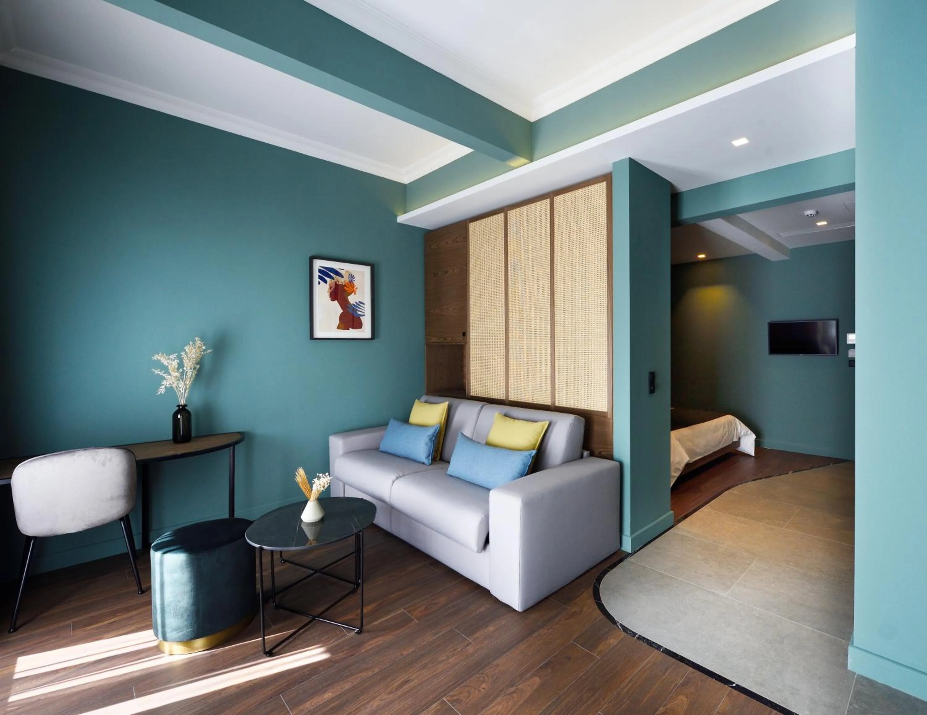 Seating area, Bed in Roomore Apartments