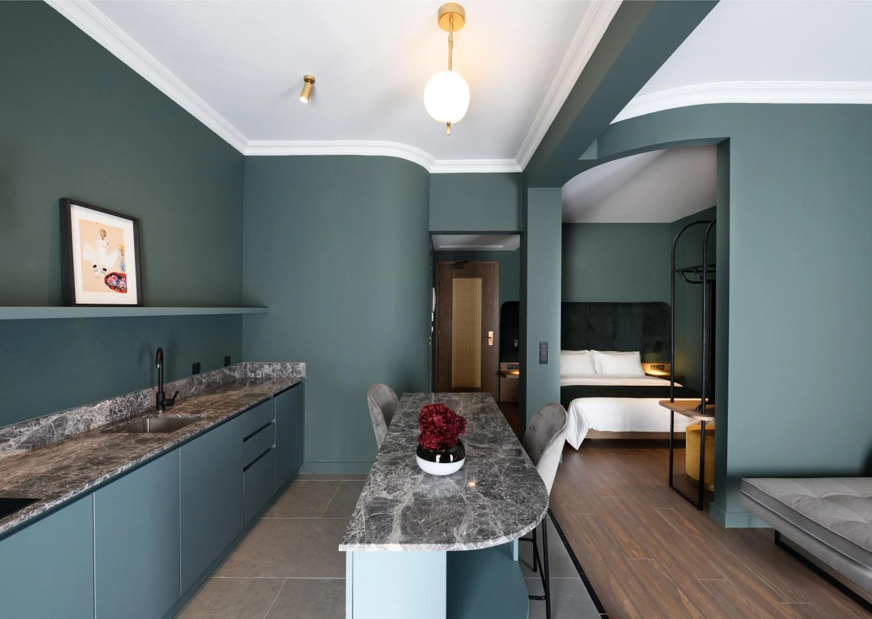 Kitchen or kitchenette, Bed in Roomore Apartments