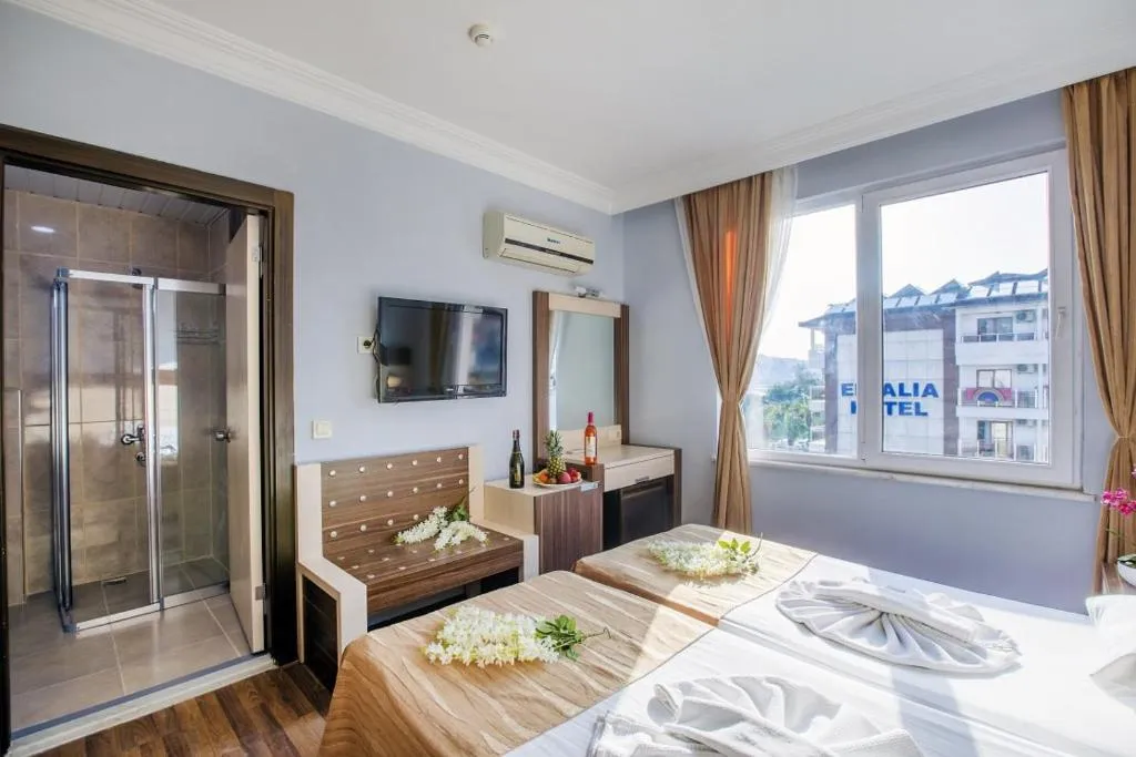 Bed in Hawaii Suite Beach Hotel