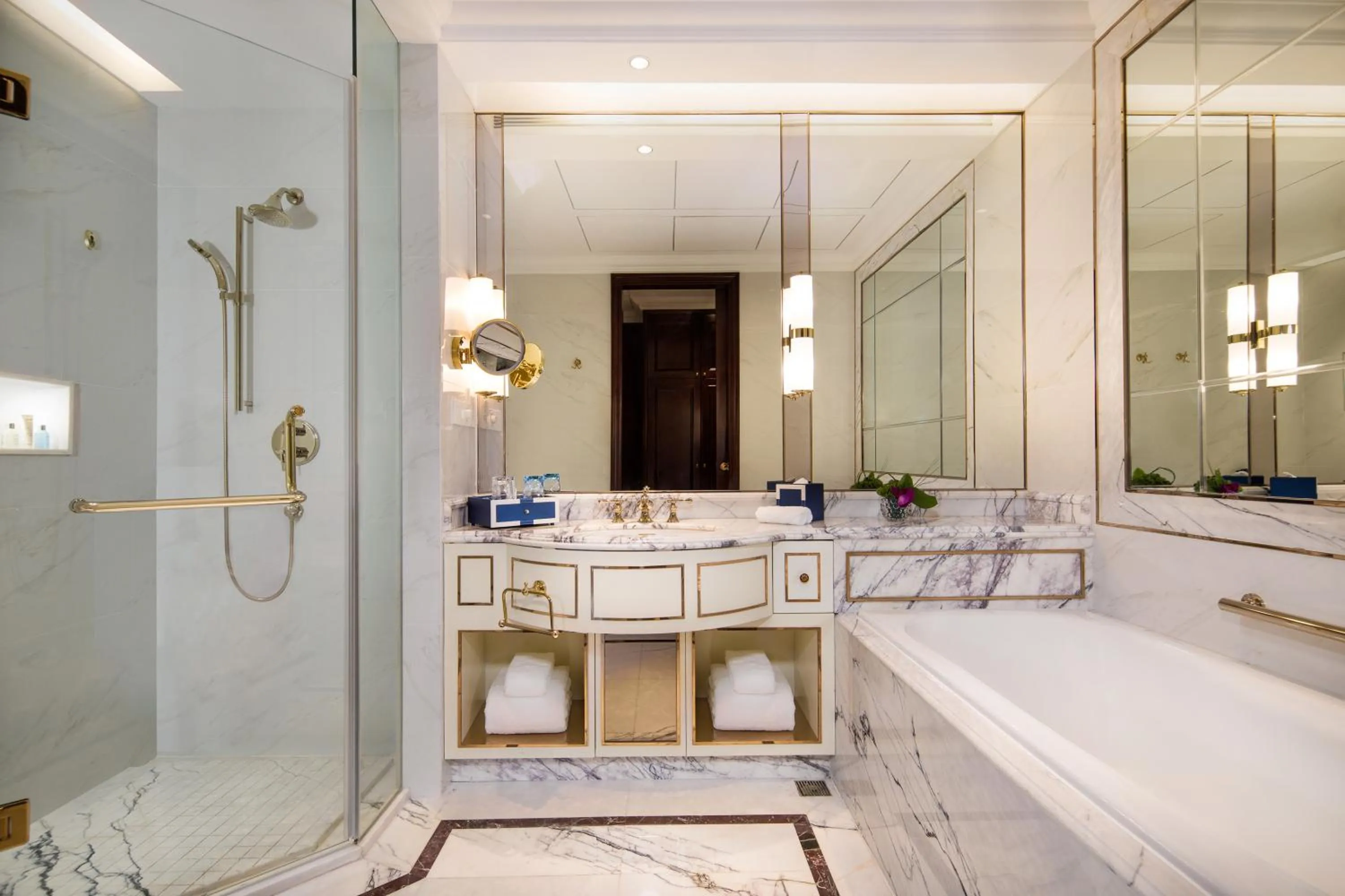 Toilet in Radisson Blu Forest Manor Shanghai Hongqiao - Near NECC