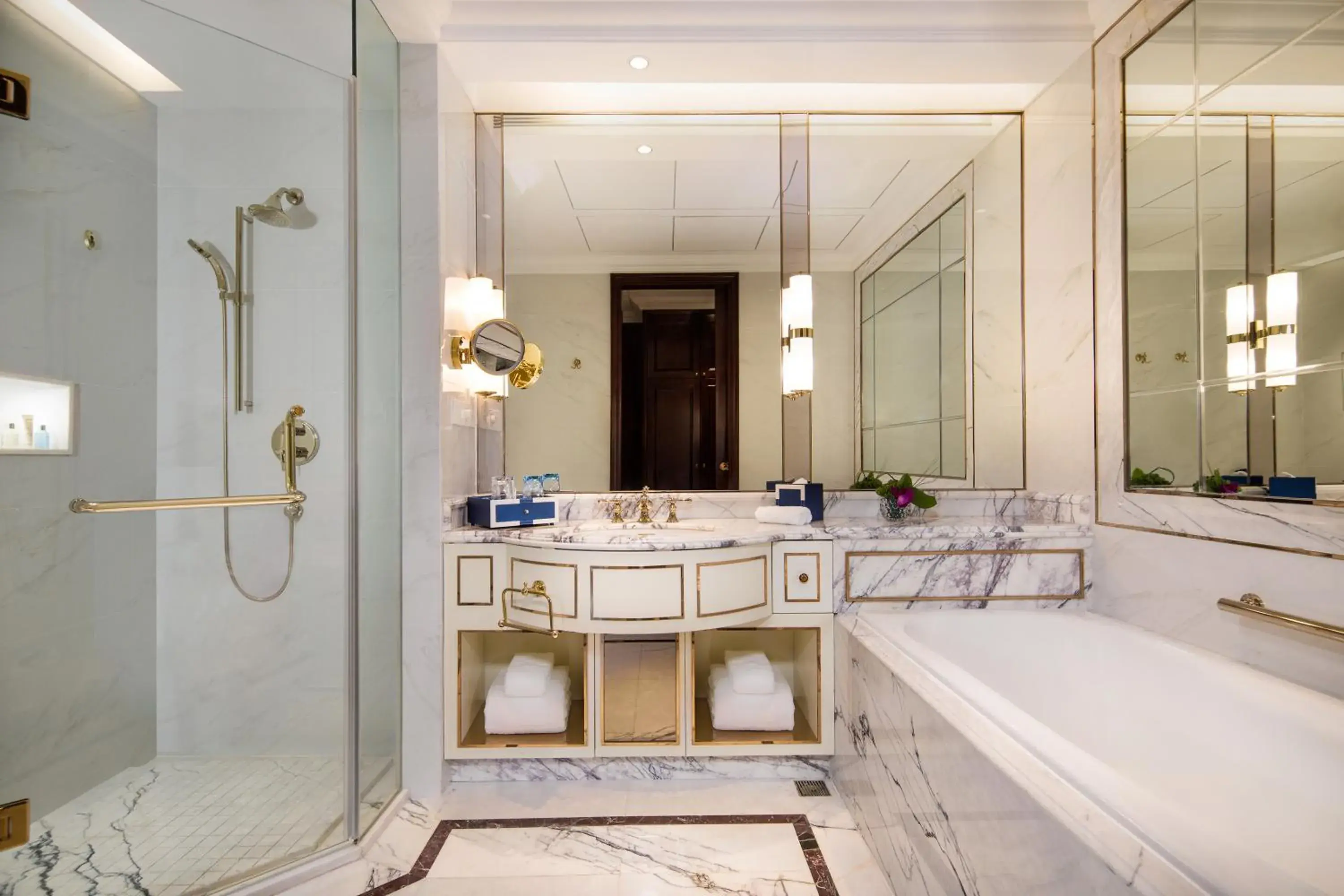 Superior Room - King in Radisson Blu Forest Manor Shanghai Hongqiao - Near NECC Superior Room - King in Radisson Blu Forest Manor Shanghai Hongqiao - Near NECC