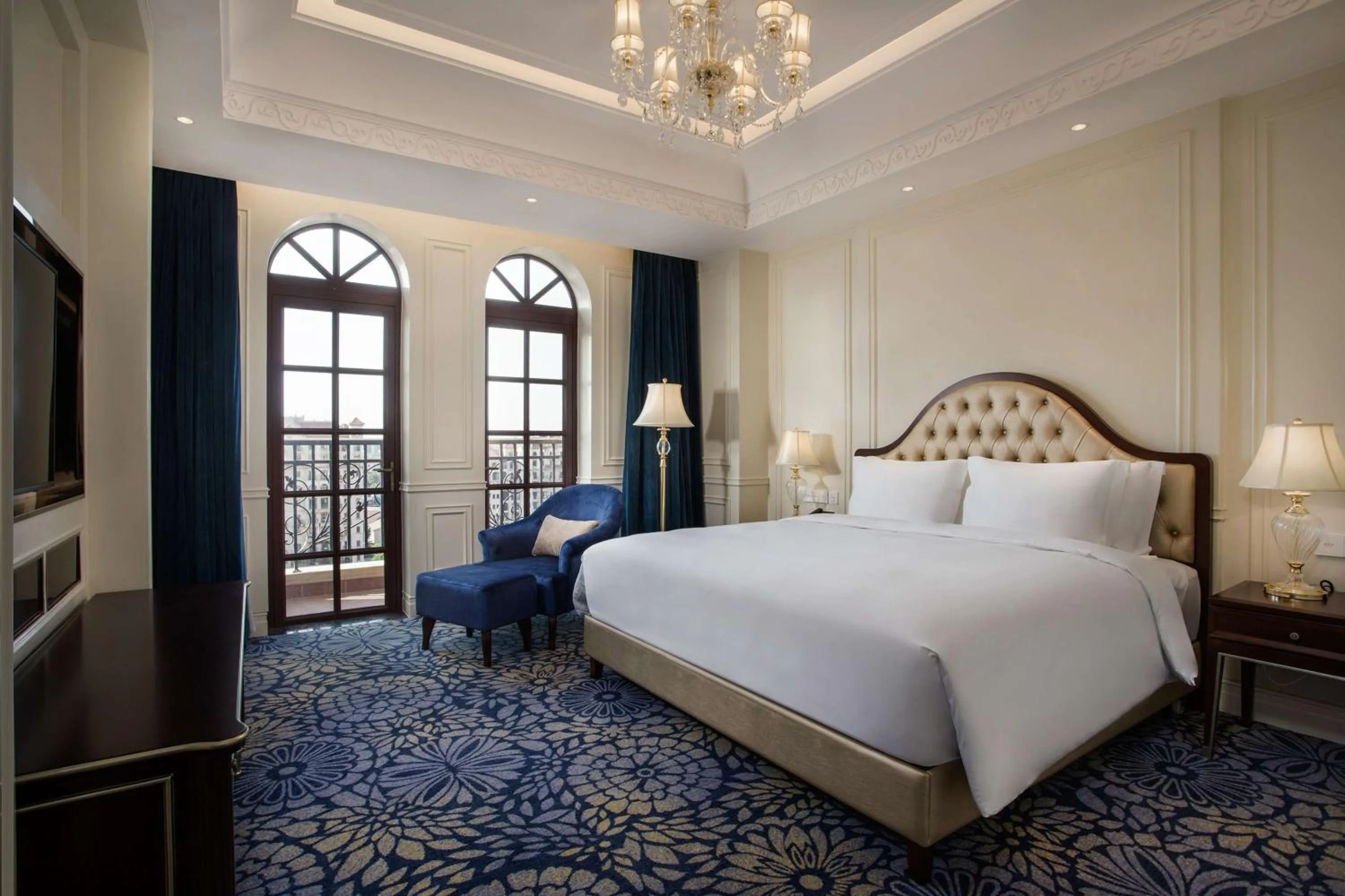 Photo of the whole room, Bed in Radisson Blu Forest Manor Shanghai Hongqiao - Near NECC