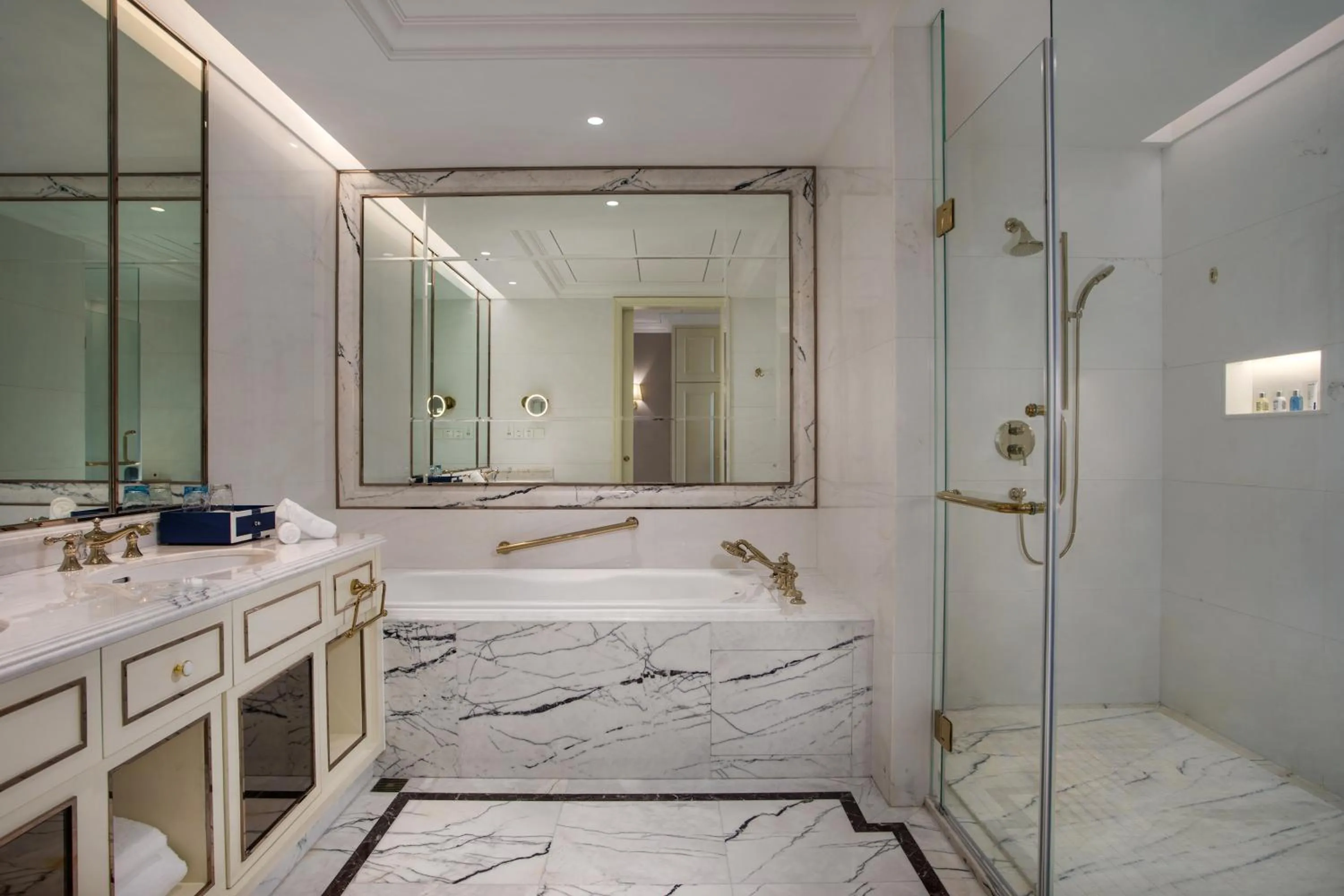 Toilet in Radisson Blu Forest Manor Shanghai Hongqiao - Near NECC