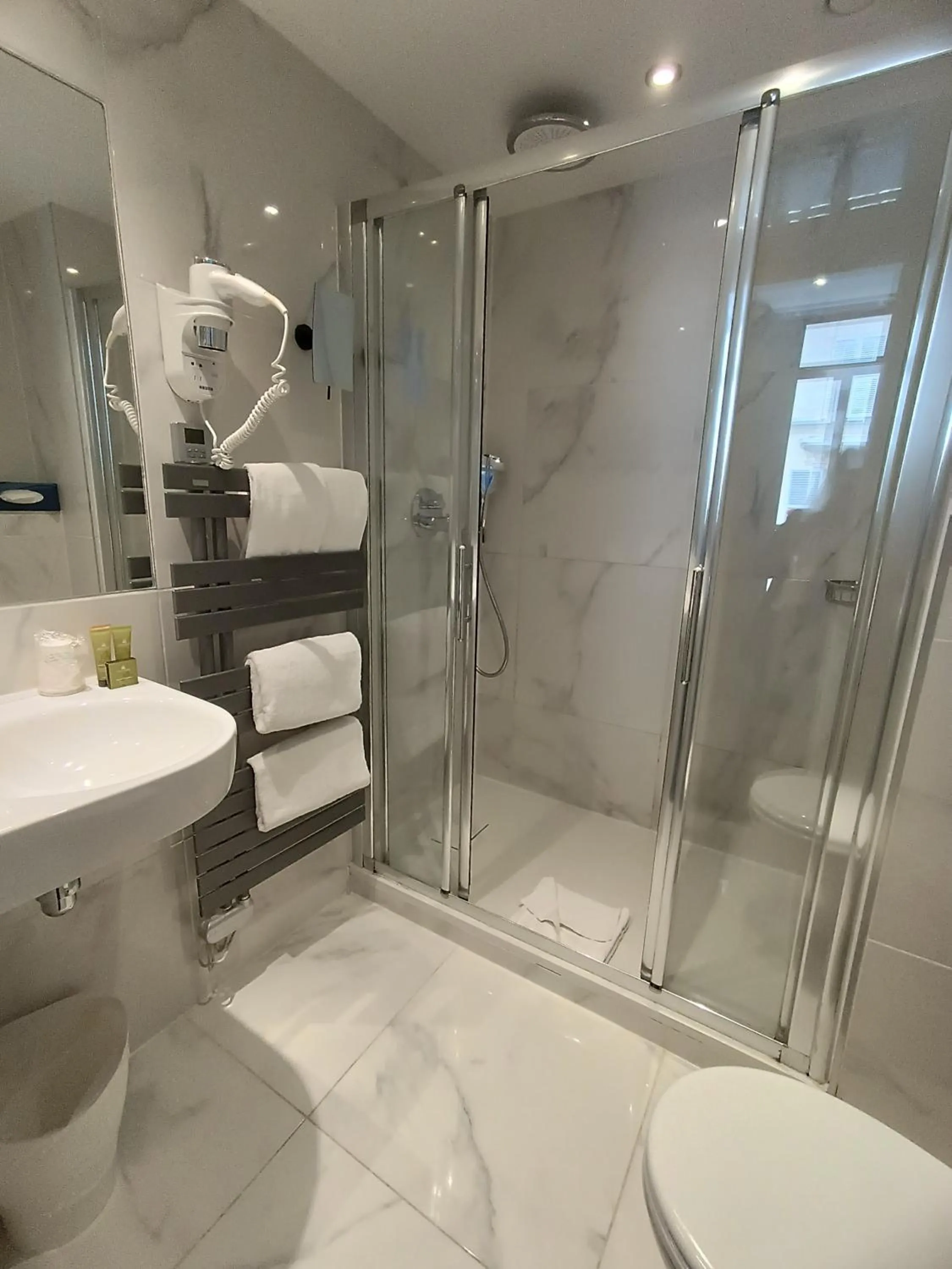 Shower in Hotel Aida Marais