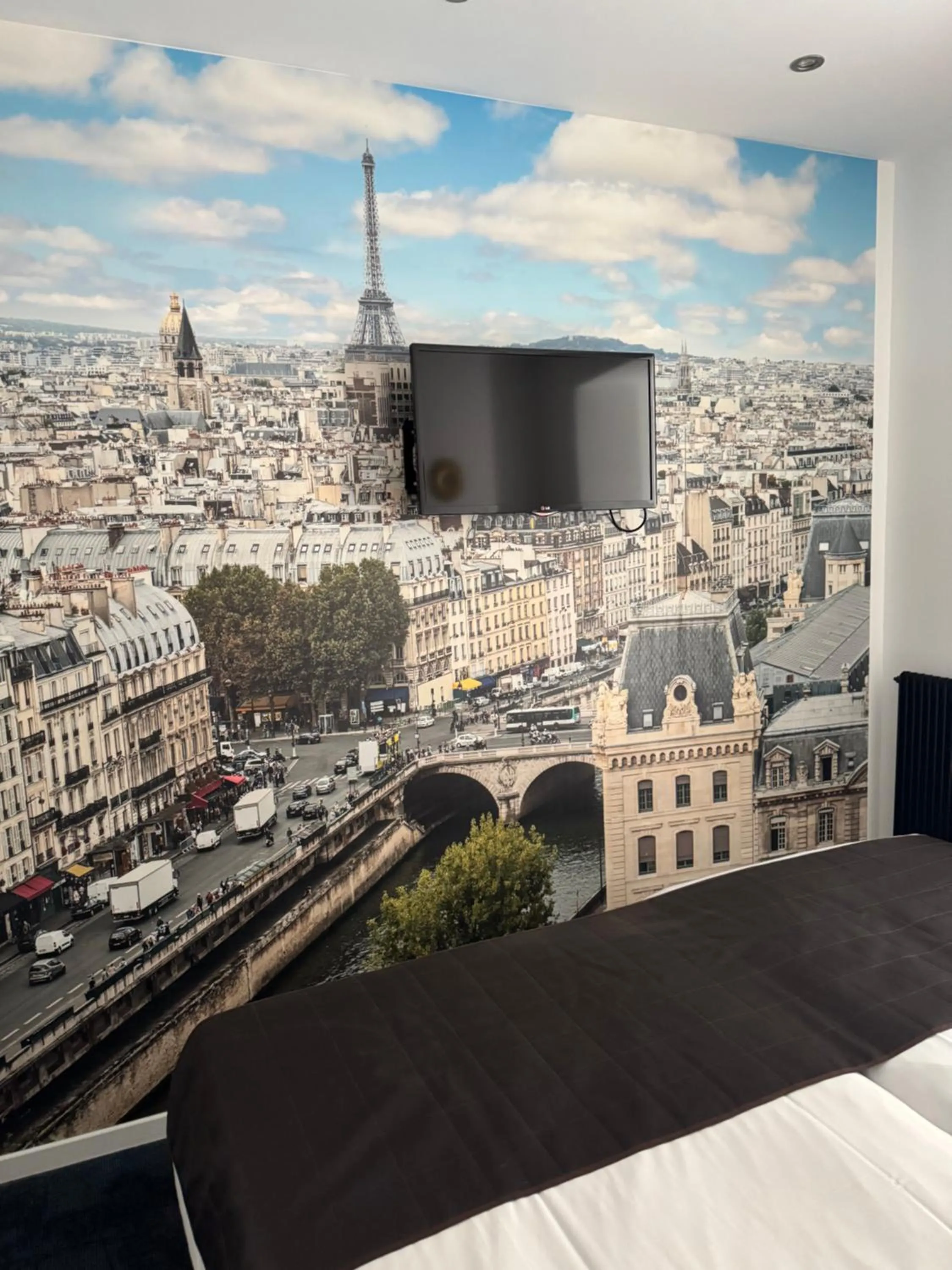 TV and multimedia in Hotel Aida Marais