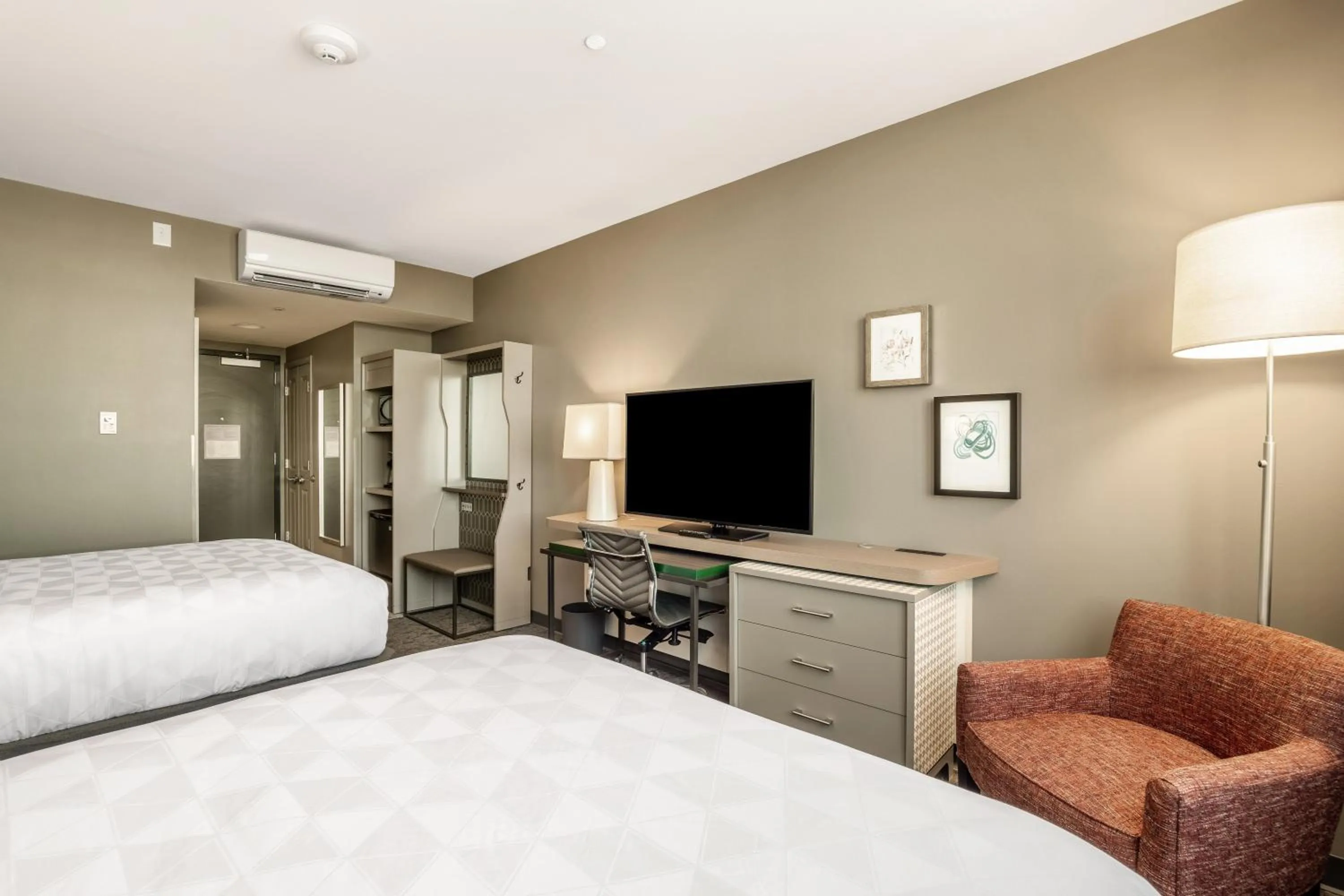 Photo of the whole room, Bed in Holiday Inn Columbia - Downtown by IHG