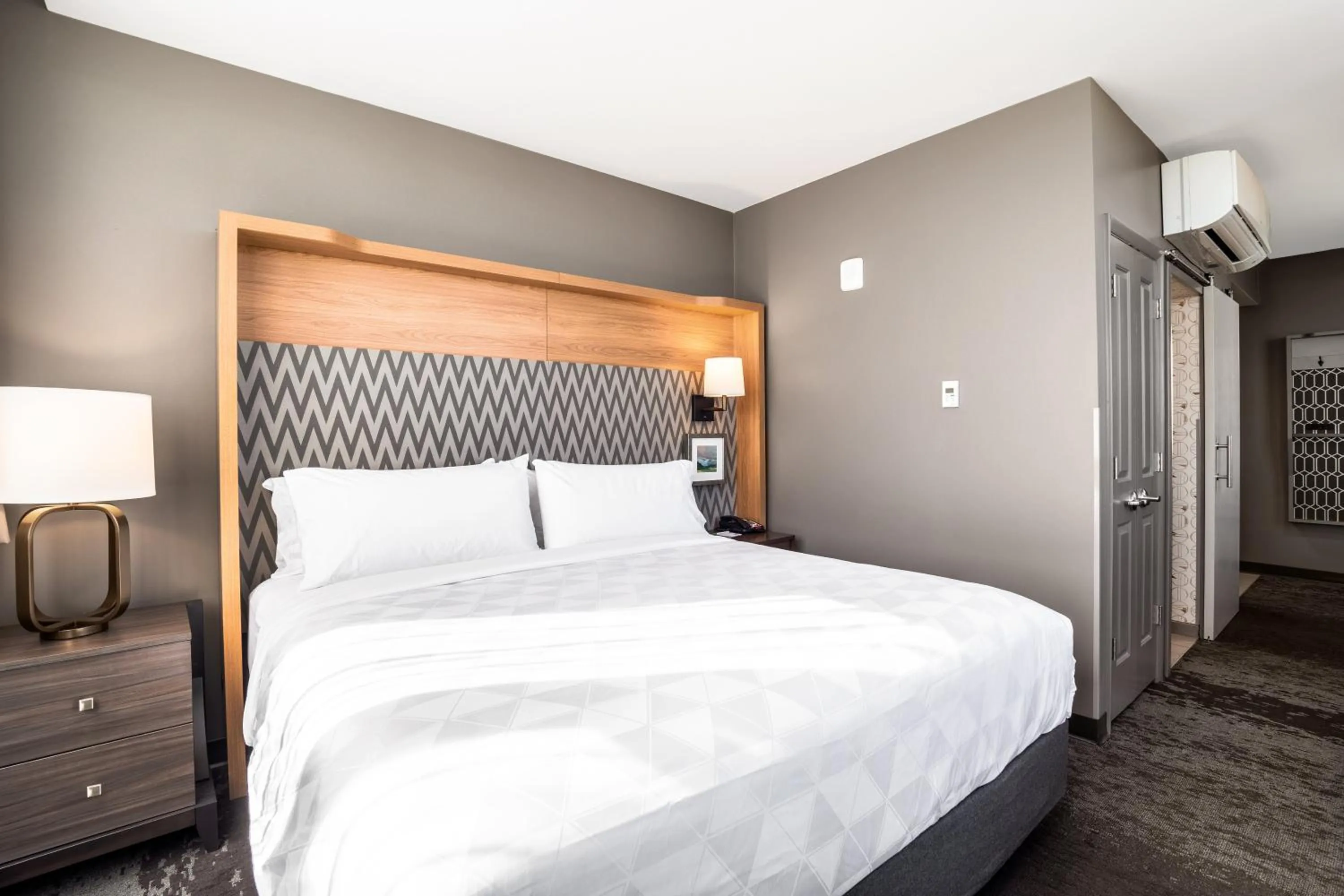 Photo of the whole room, Bed in Holiday Inn Columbia - Downtown by IHG