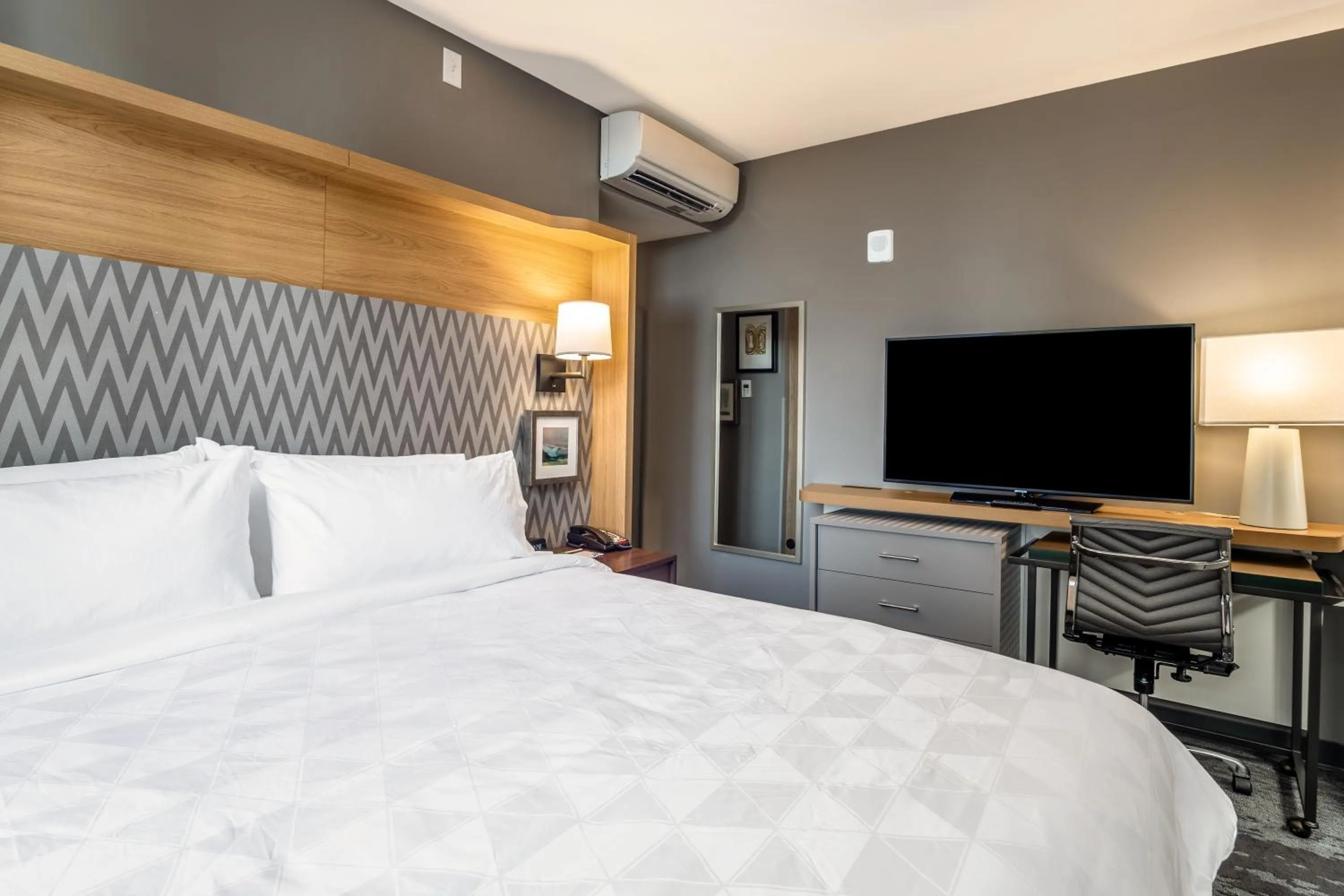 Bed in Holiday Inn Columbia - Downtown by IHG