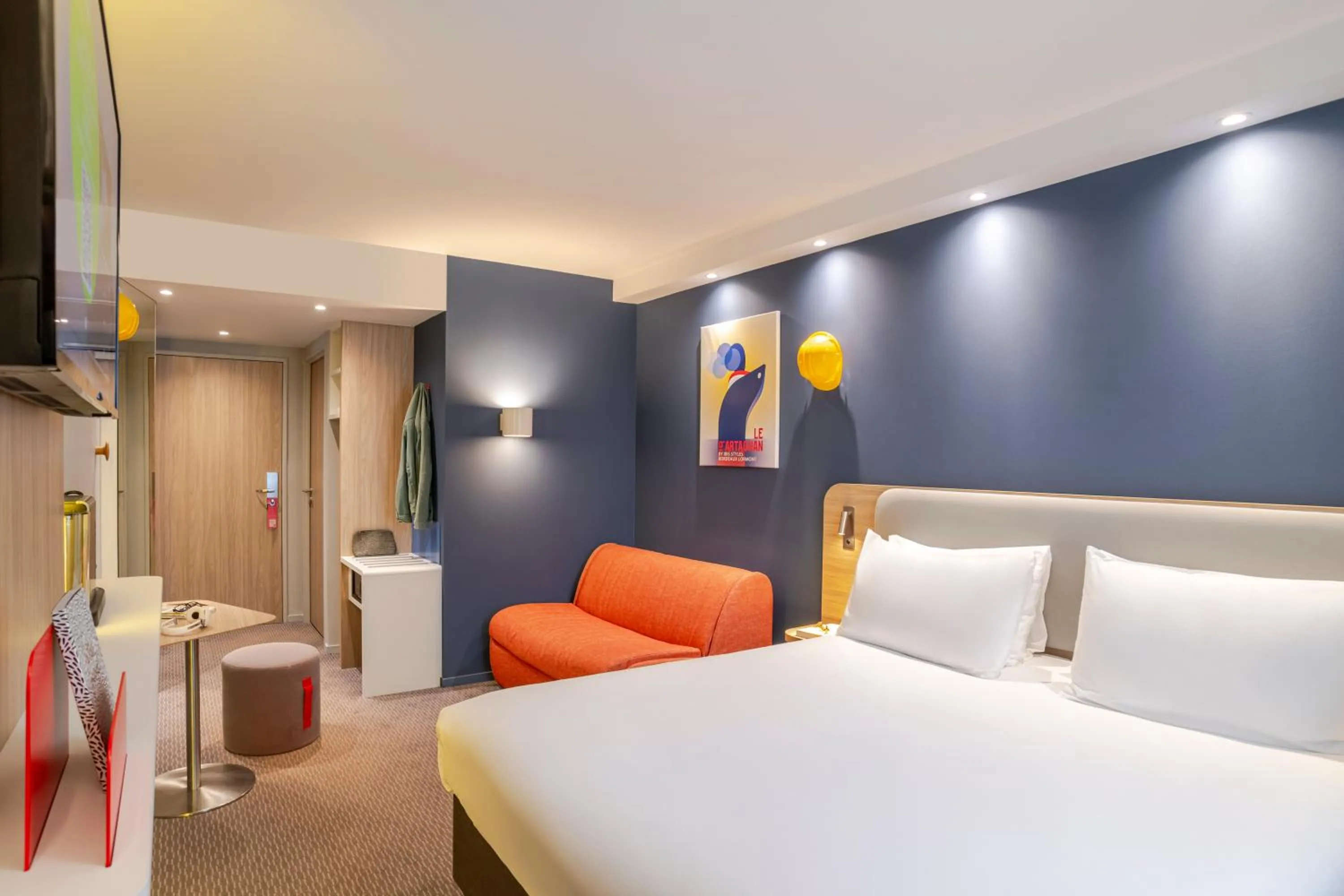 Living room, Bed in IBIS STYLES BORDEAUX LORMONT