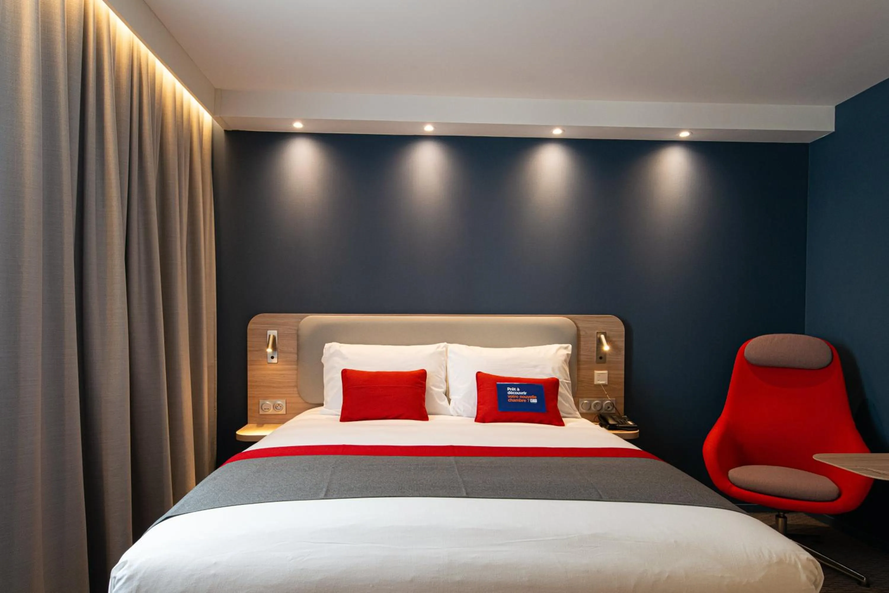 Photo of the whole room, Bed in Holiday Inn Express - Bordeaux - Lormont by IHG