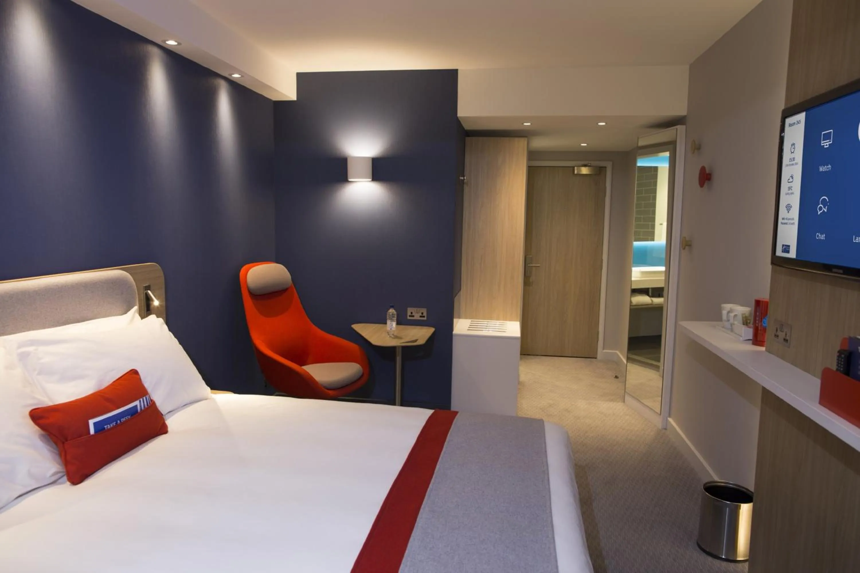 Photo of the whole room, Bed in Holiday Inn Express - Bordeaux - Lormont by IHG