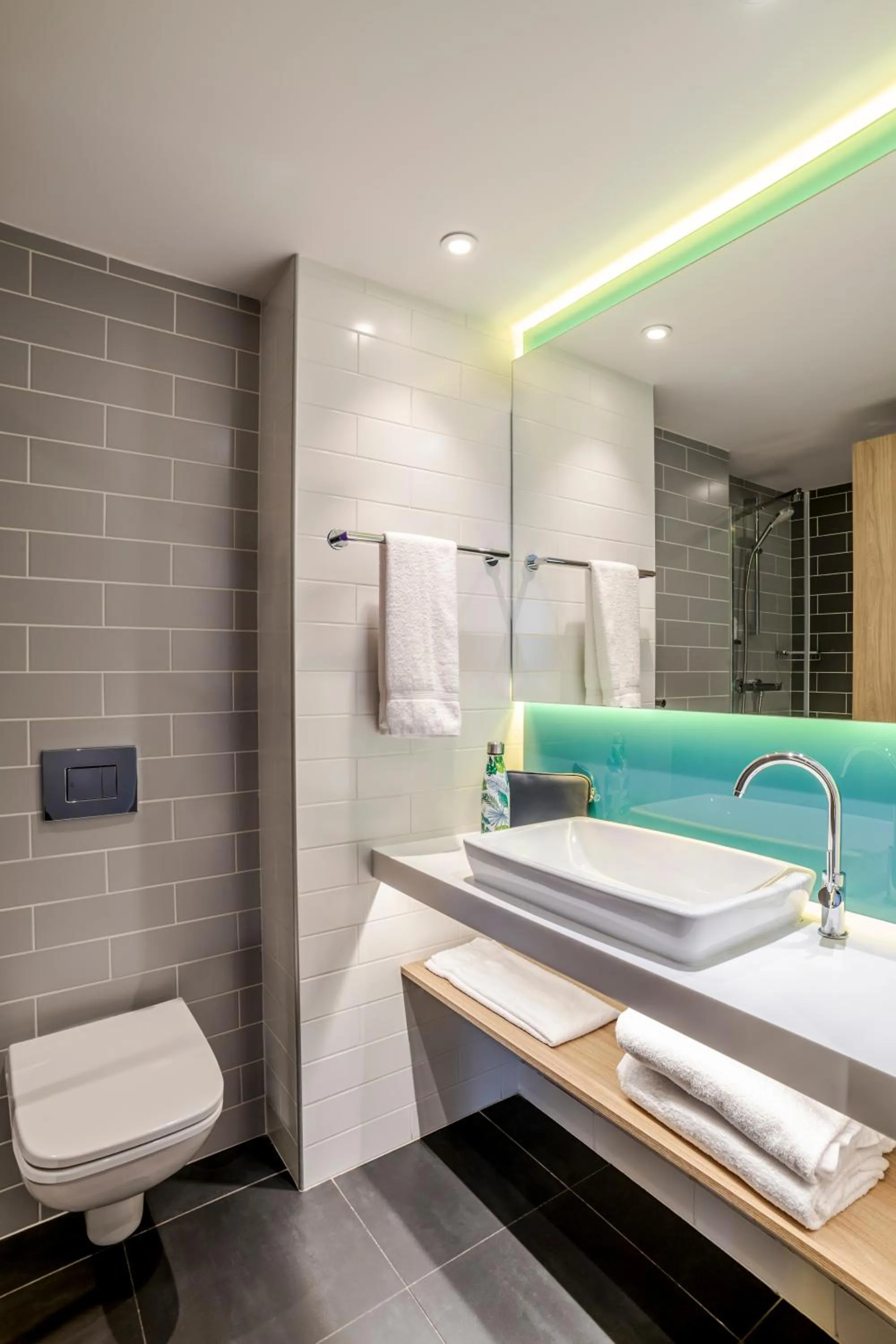 Shower in IBIS STYLES BORDEAUX LORMONT