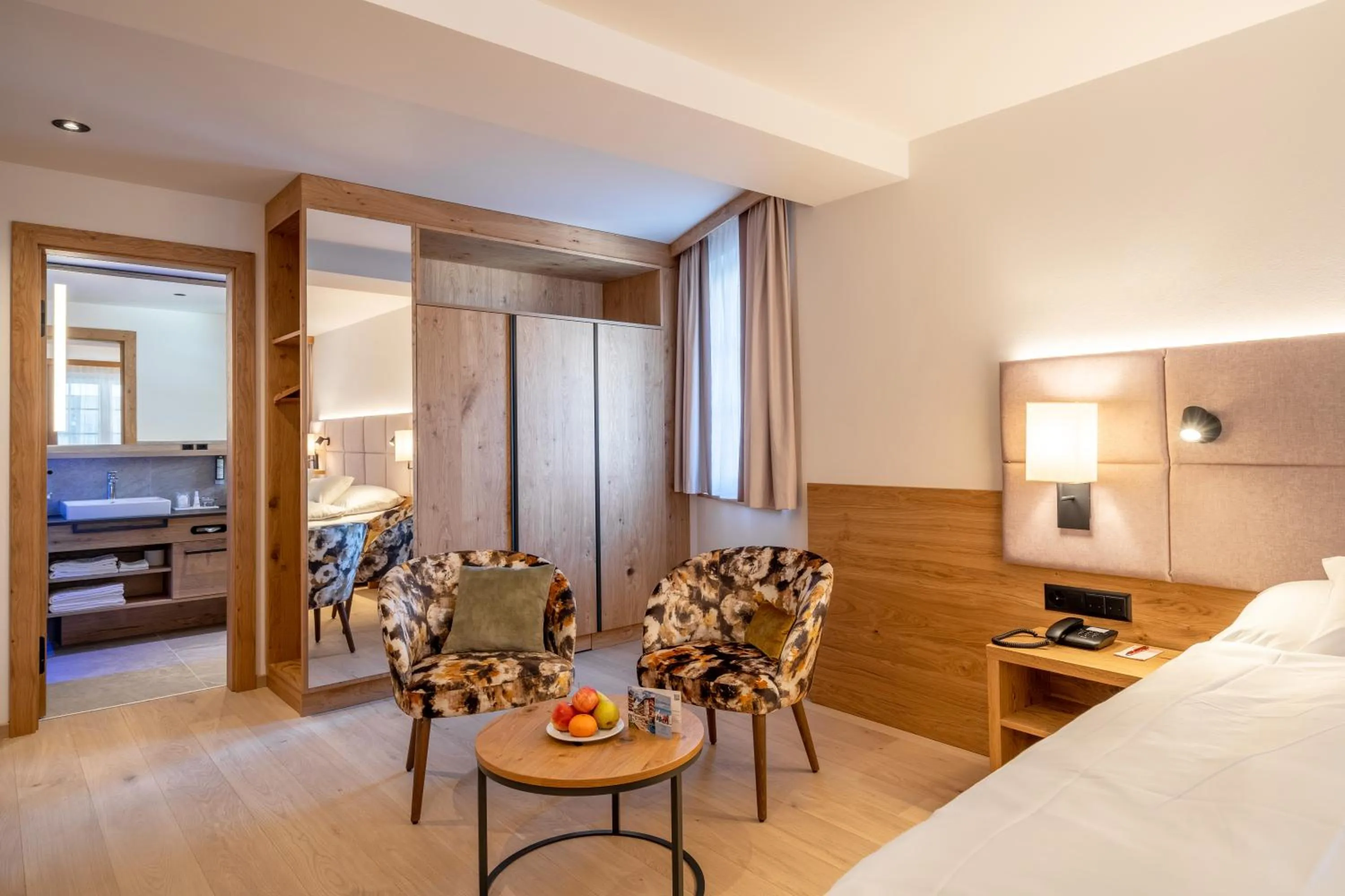 Seating area, Bed in Resort La Ginabelle