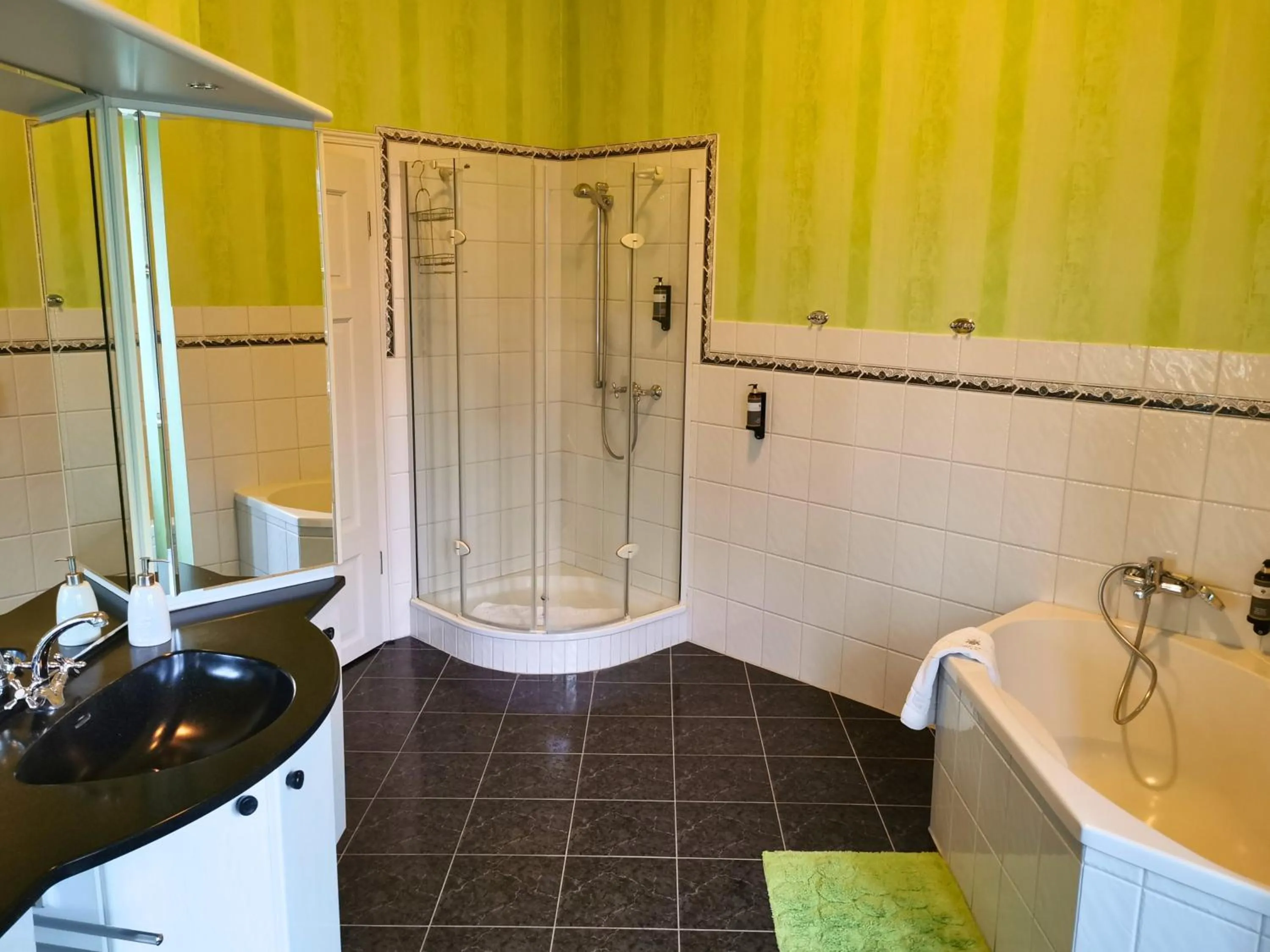 Toilet in Hotel & Spa Wasserschloss Westerburg