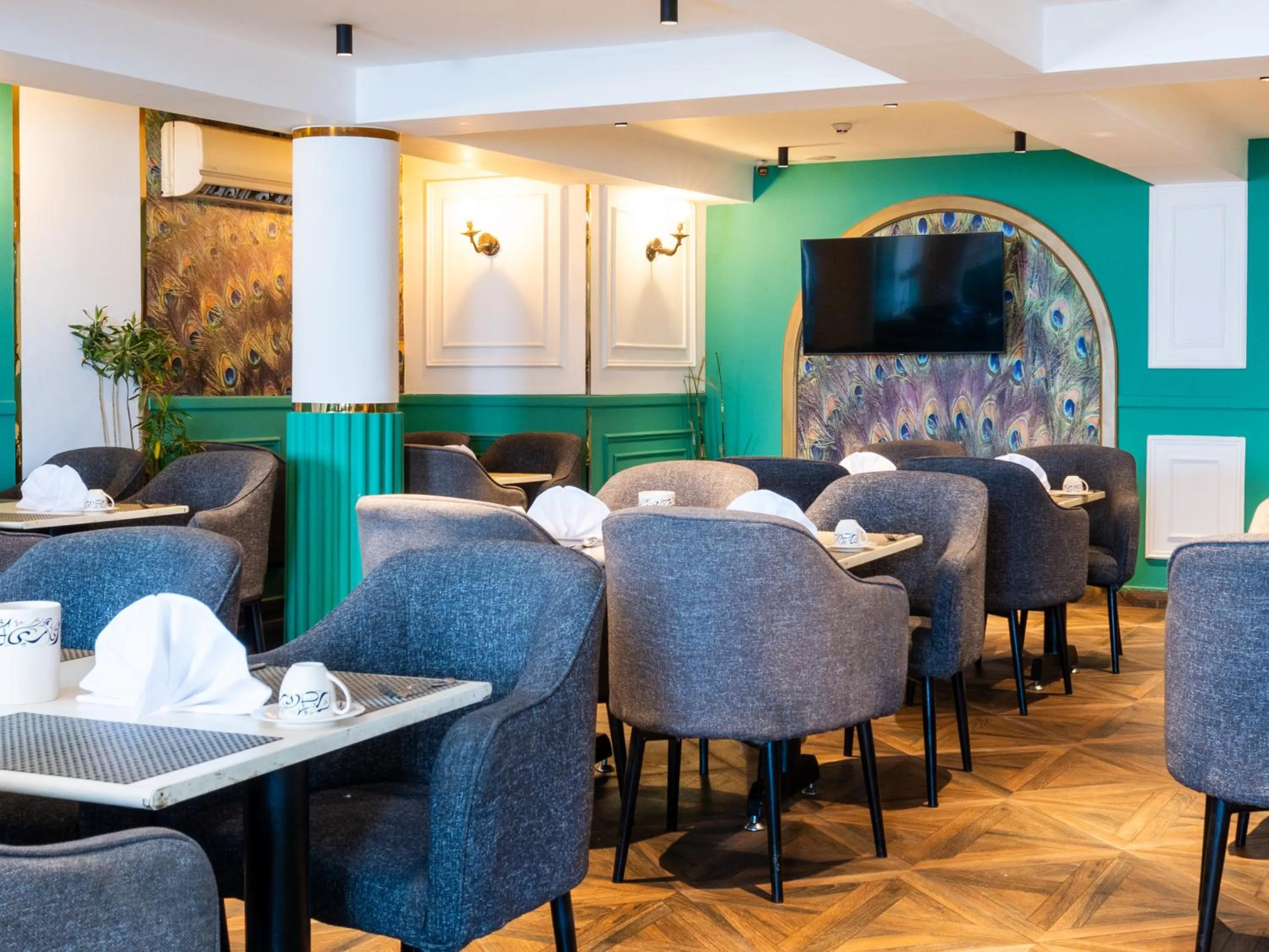 Restaurant/places to eat in Panorama Ramsis Hotel & Cafe