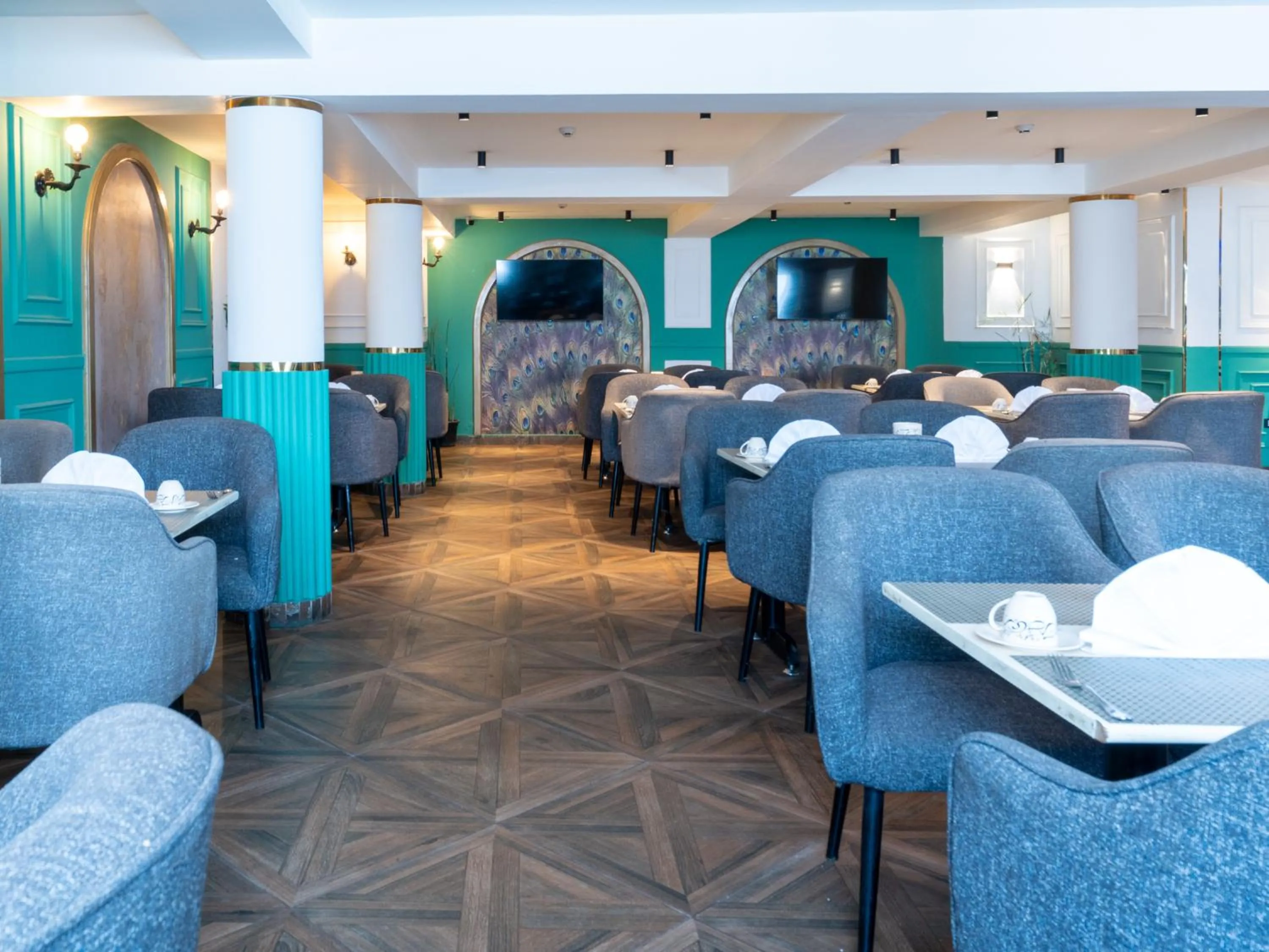 Restaurant/places to eat in Panorama Ramsis Hotel & Cafe