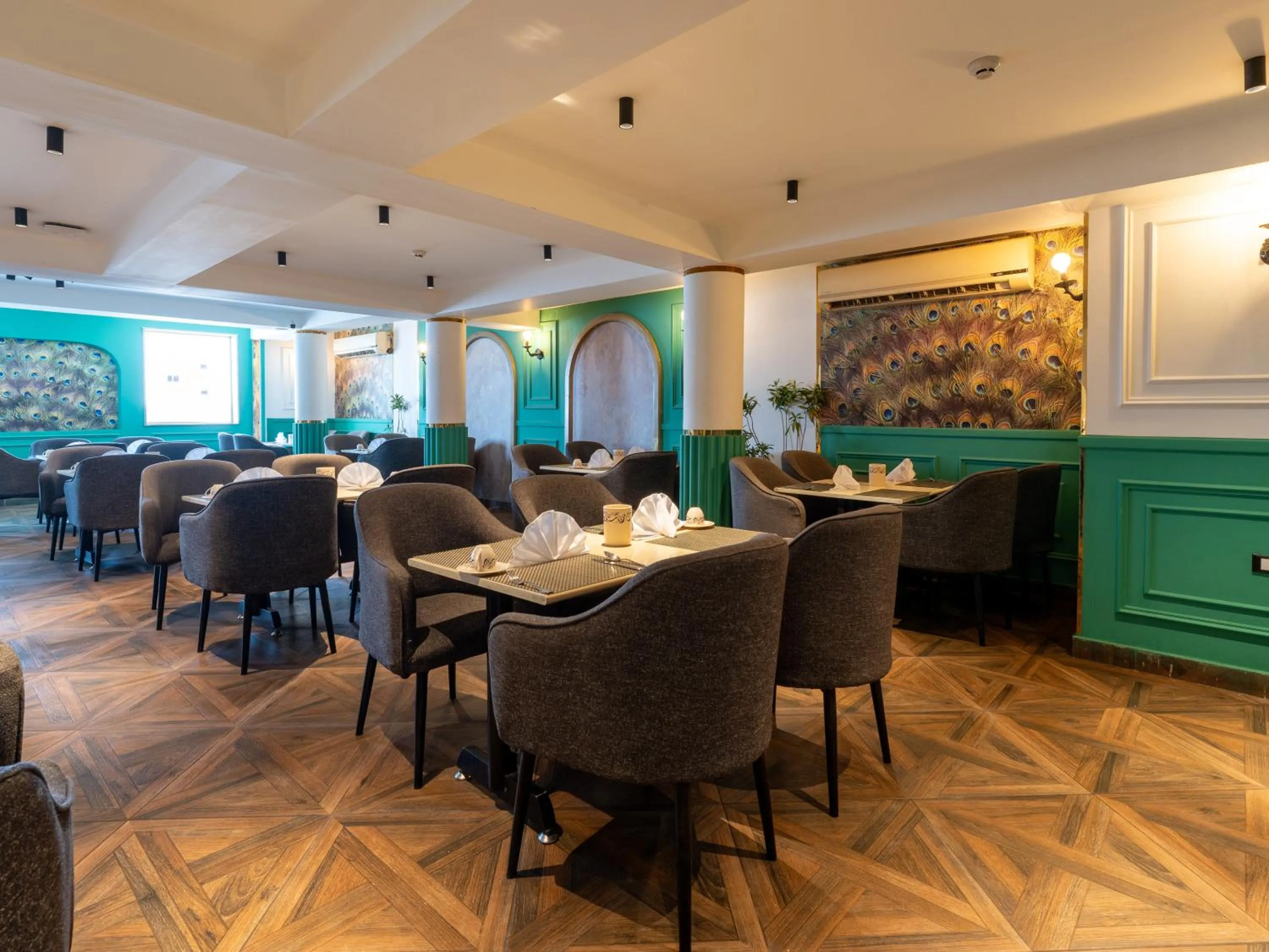 Restaurant/places to eat in Panorama Ramsis Hotel & Cafe