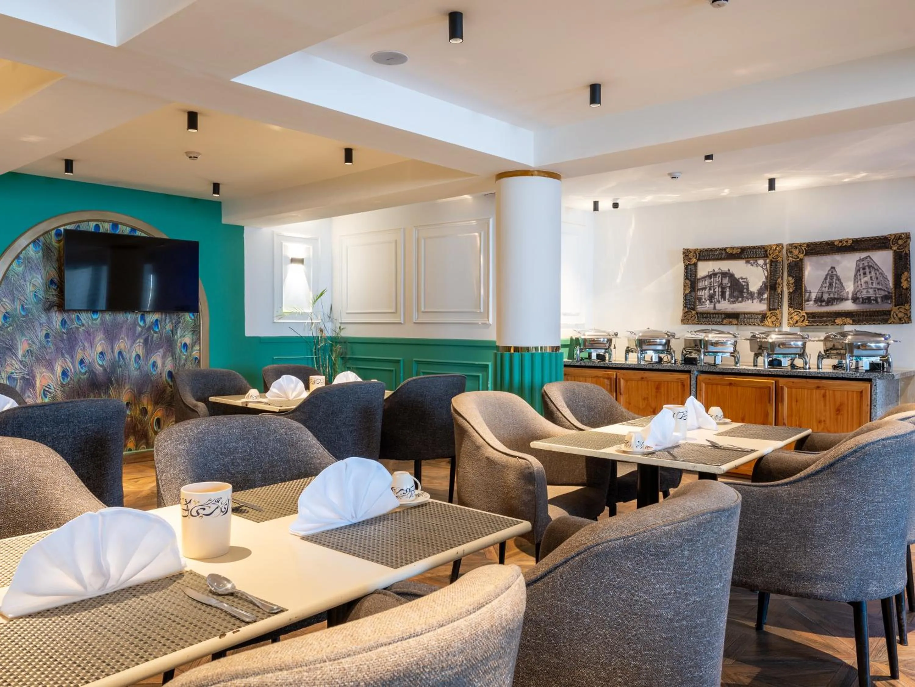 Restaurant/places to eat in Panorama Ramsis Hotel & Cafe