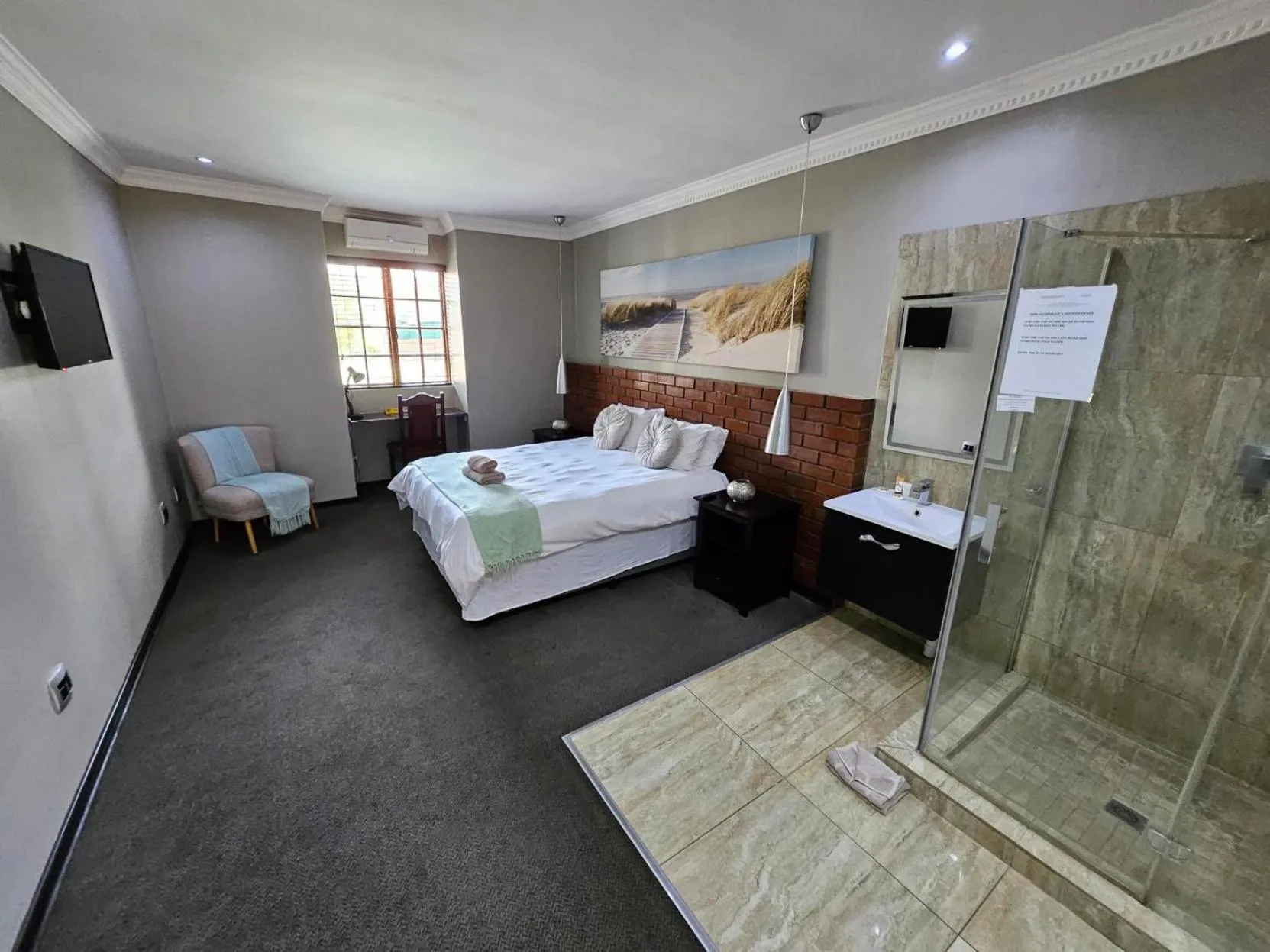 Photo of the whole room, Bed in Pietersburg Club