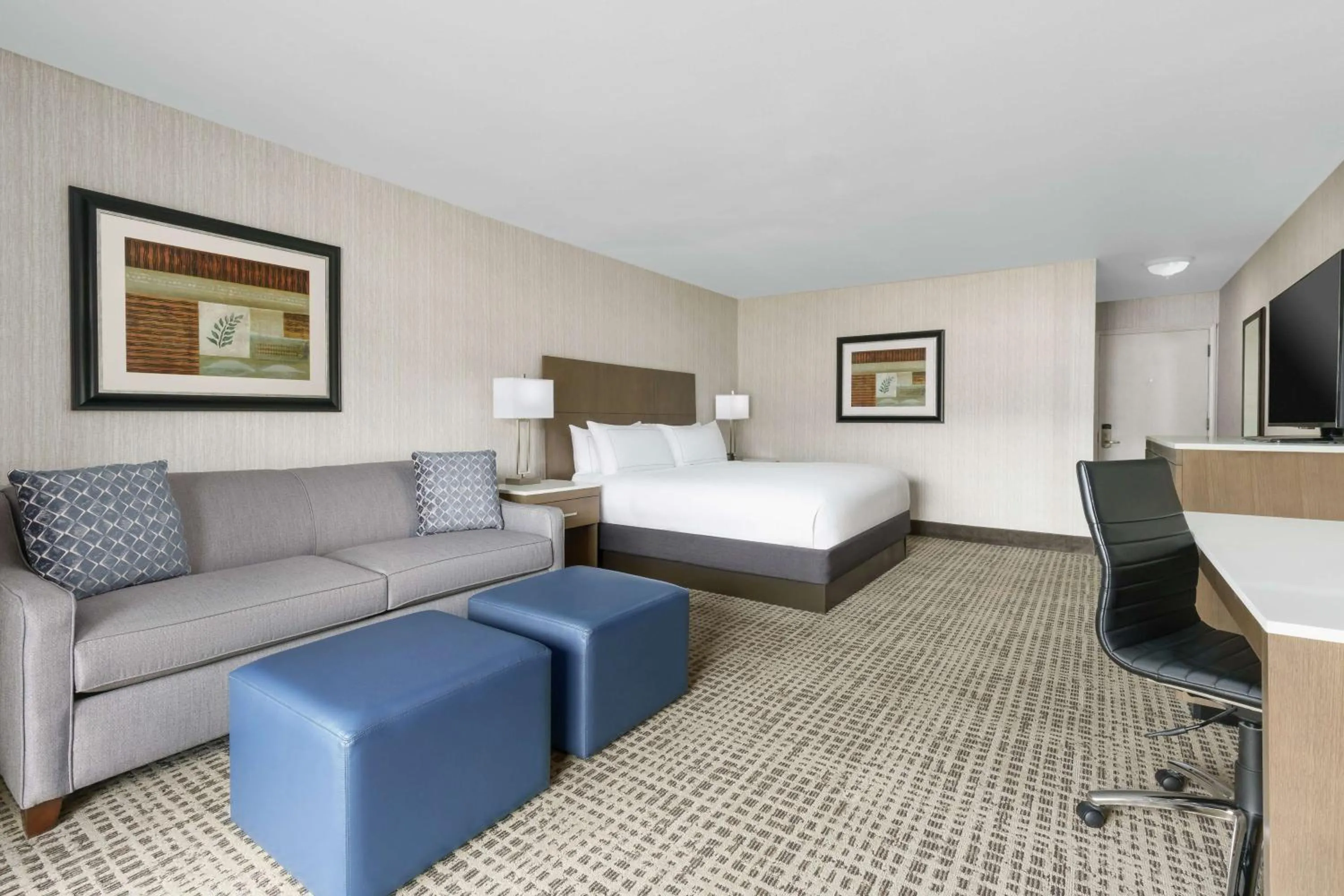 Bed in DoubleTree by Hilton Colorado Springs