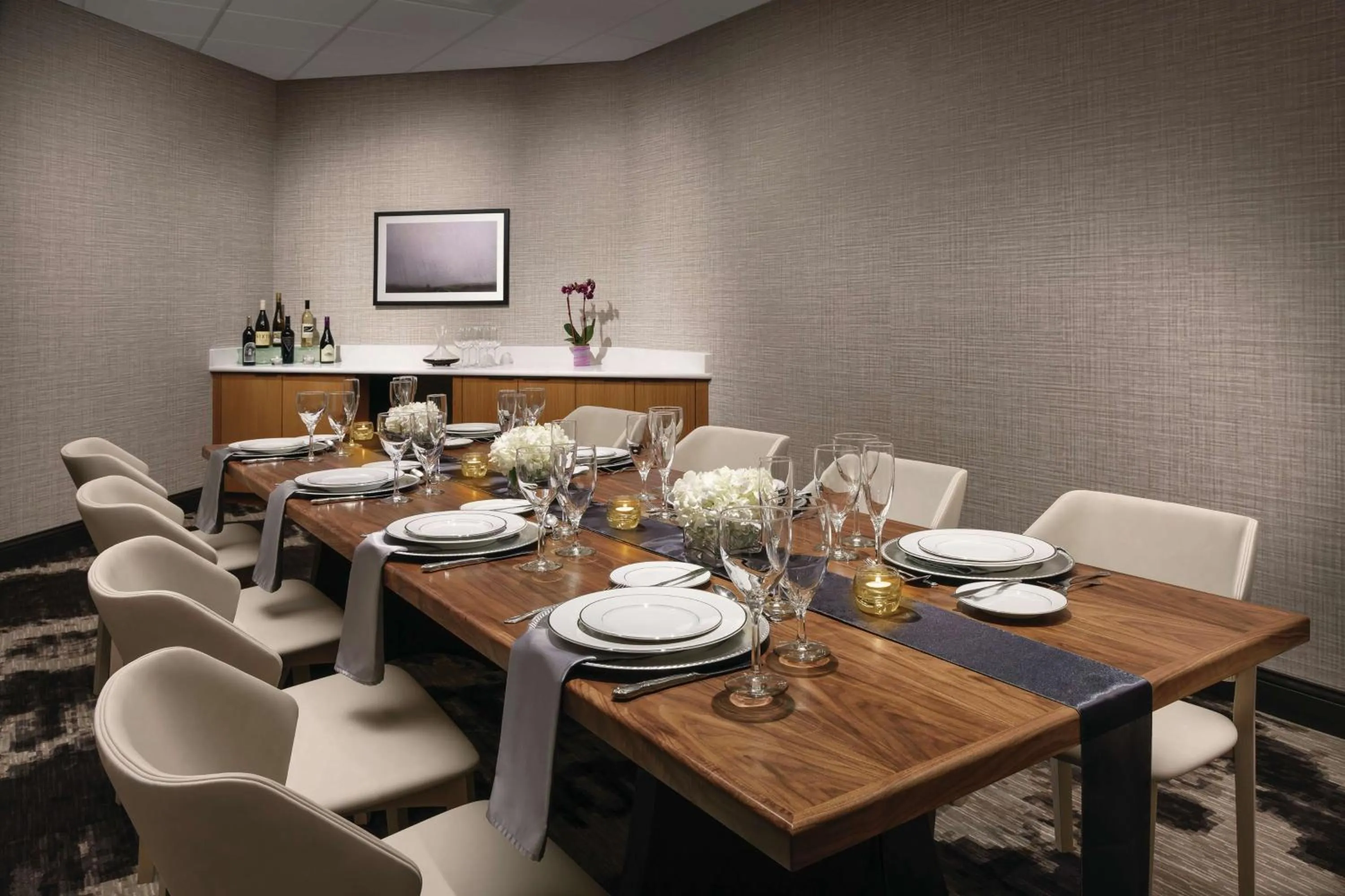 Dining area in DoubleTree by Hilton Colorado Springs