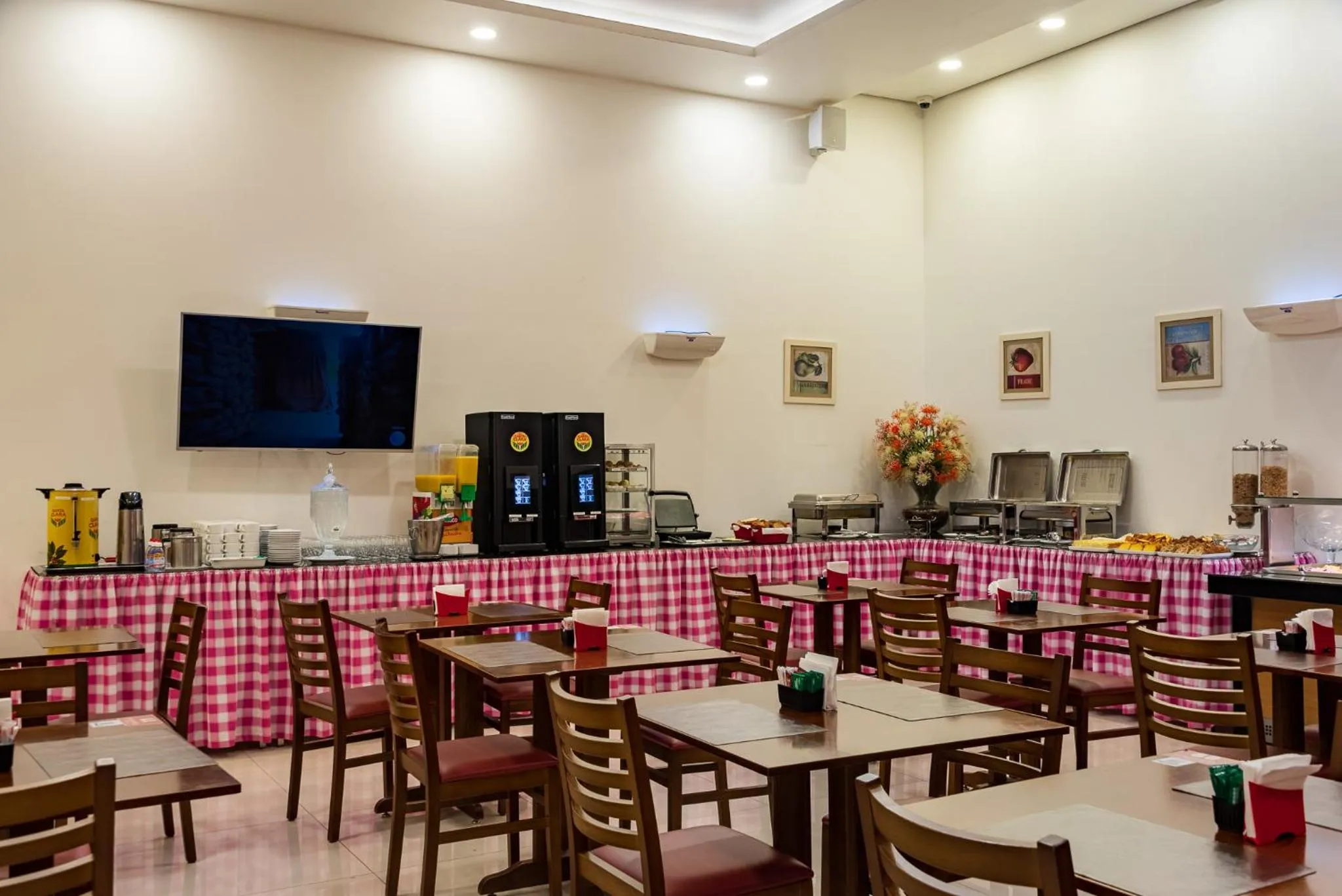 Restaurant/places to eat in Hotel Santos Dumont Aeroporto SLZ