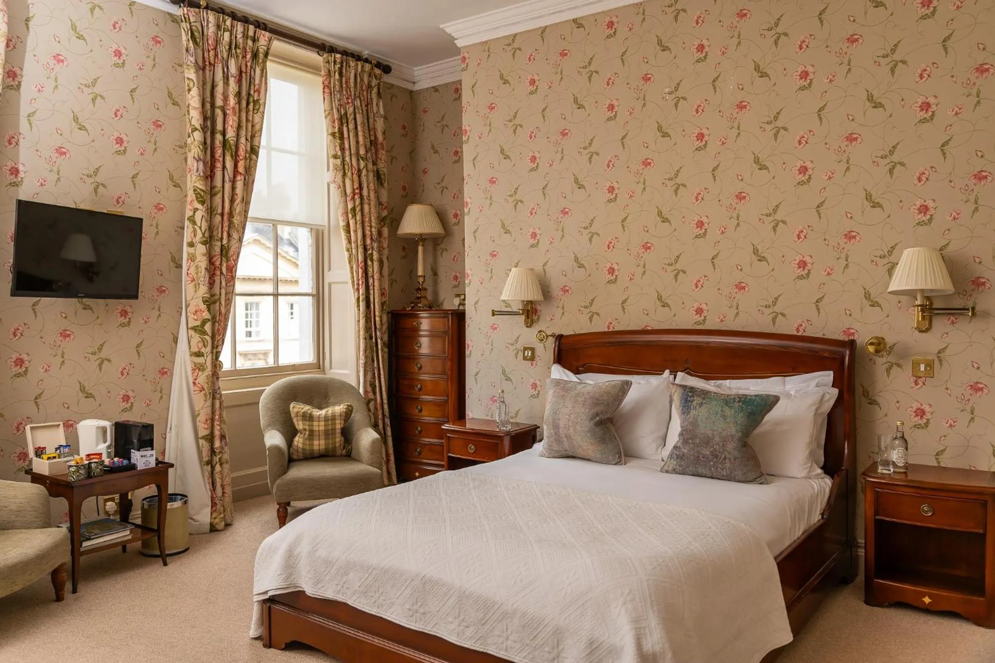 Bedroom, Bed in Dukes Bath