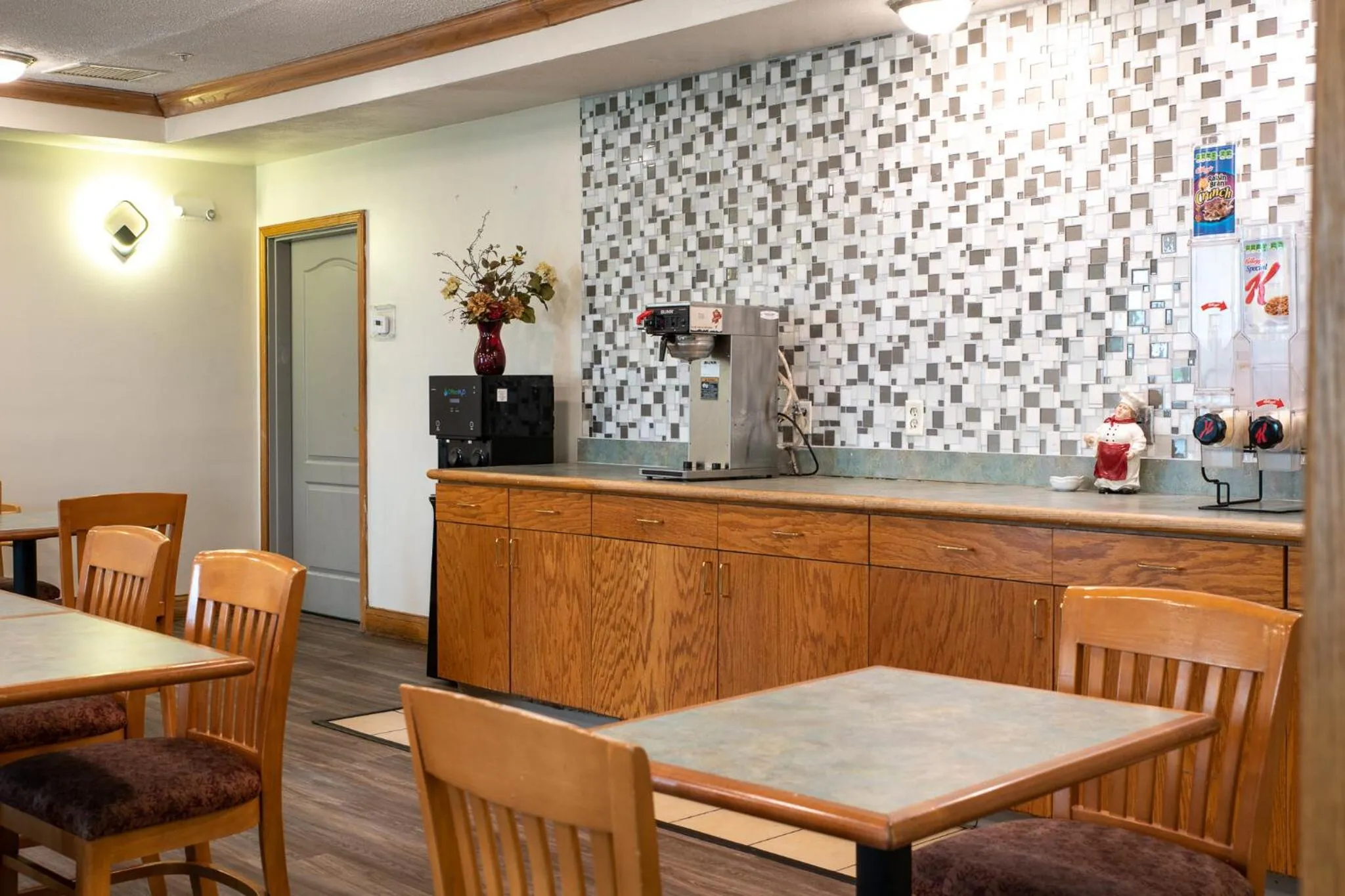 Dining area in BlissPoint Inn & Suites Marion