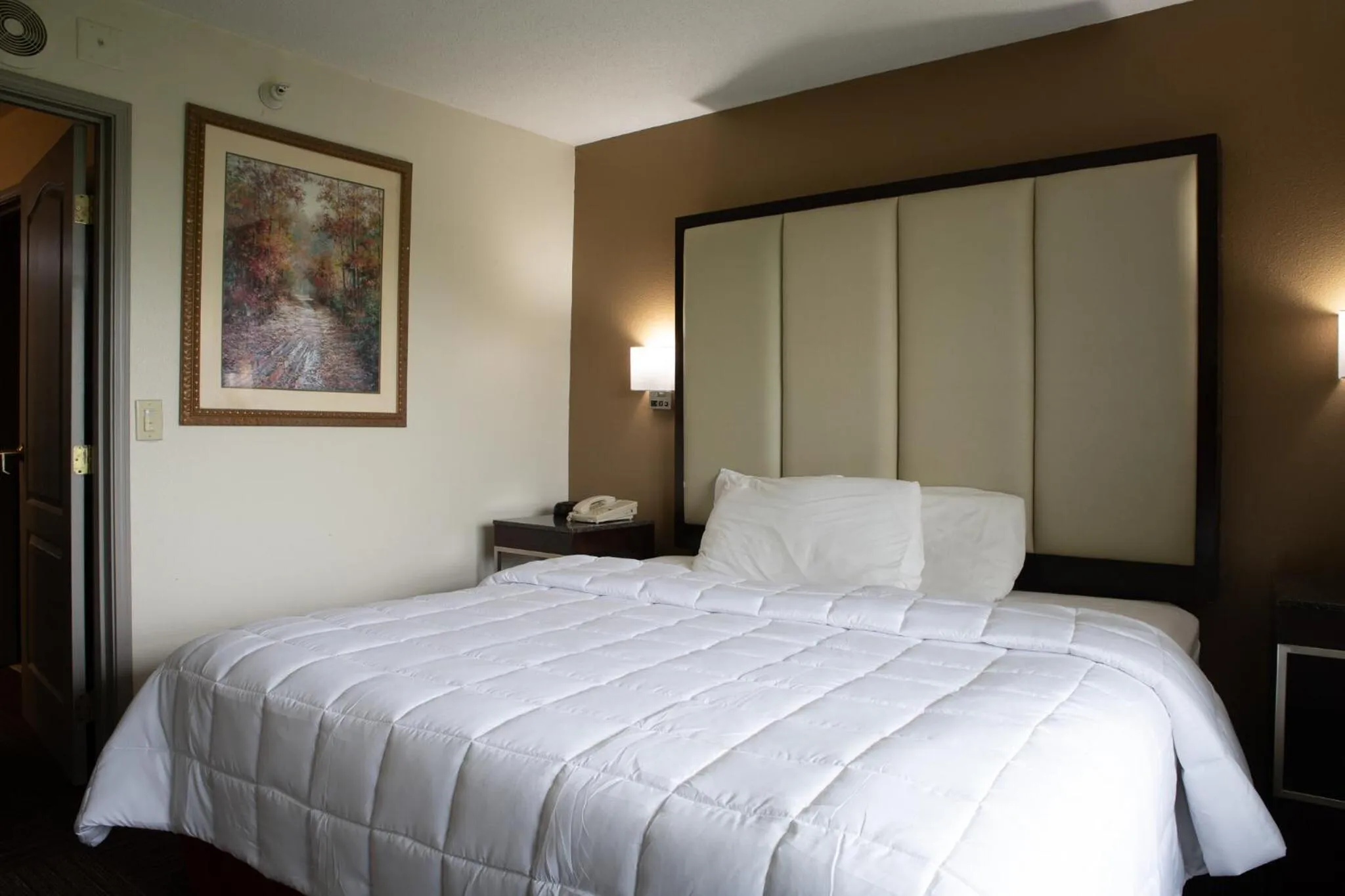 Bed in BlissPoint Inn & Suites Marion