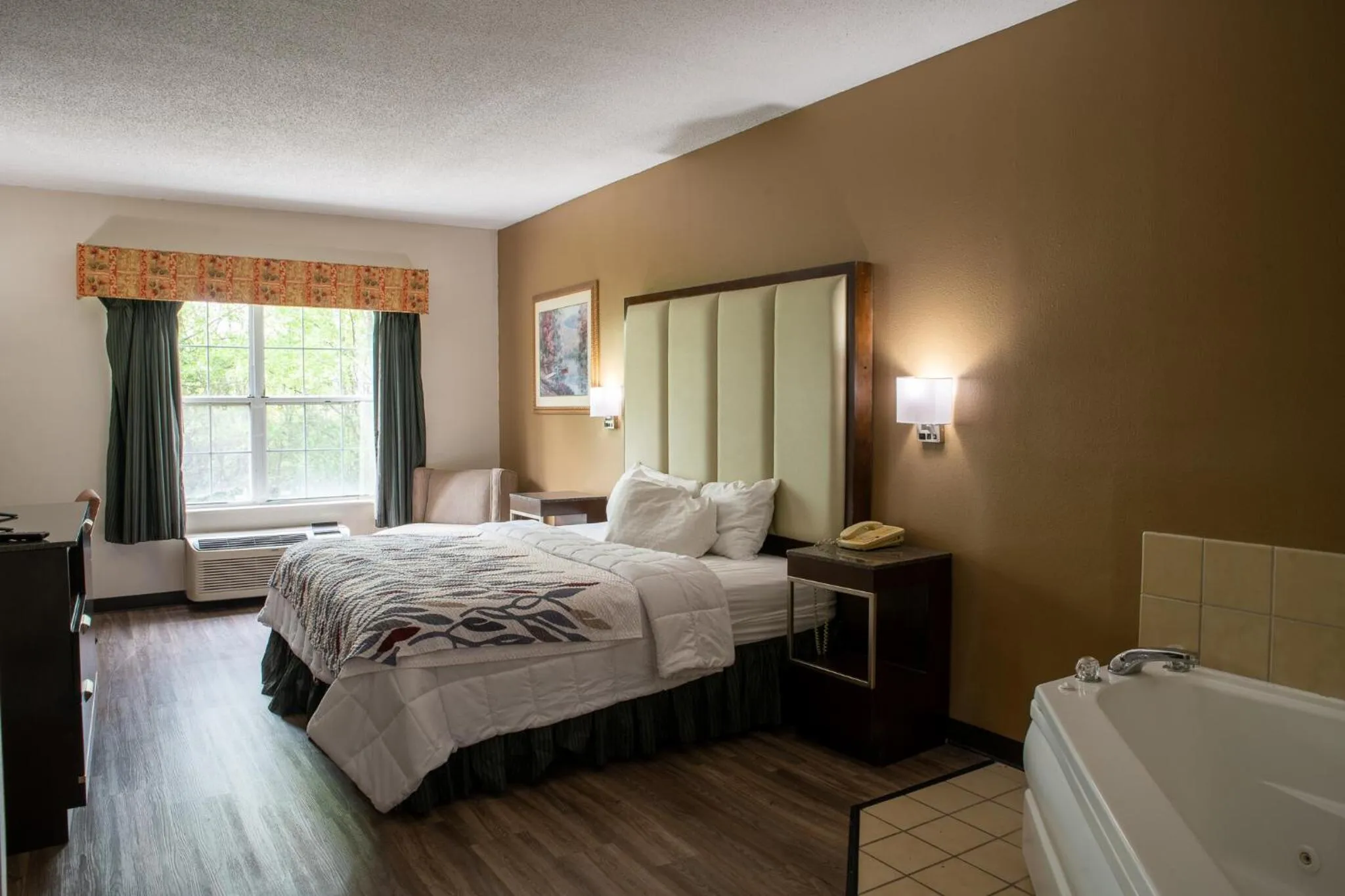 Photo of the whole room, Bed in BlissPoint Inn & Suites Marion