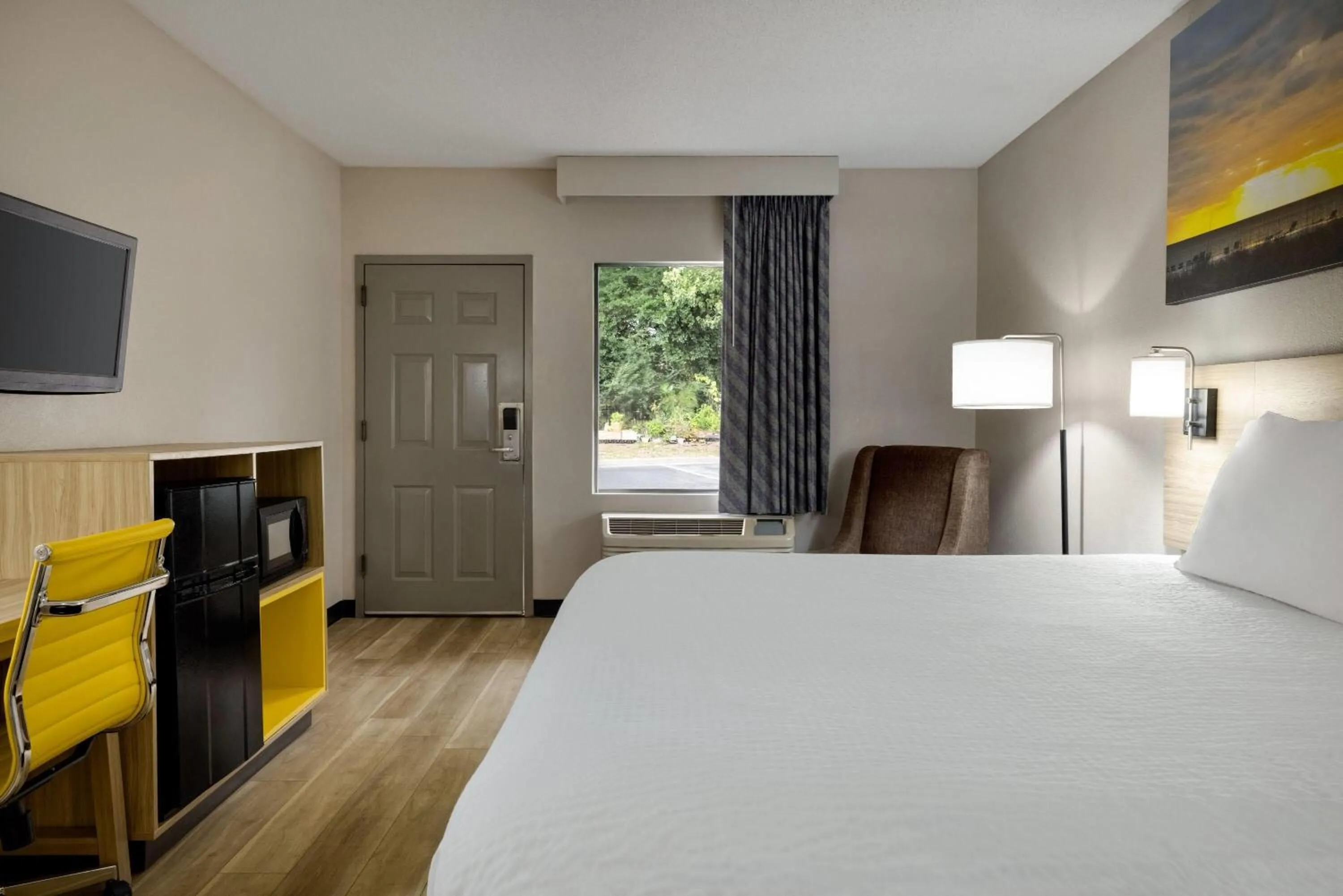 Photo of the whole room, Bed in Days Inn by Wyndham Blythewood North Columbia